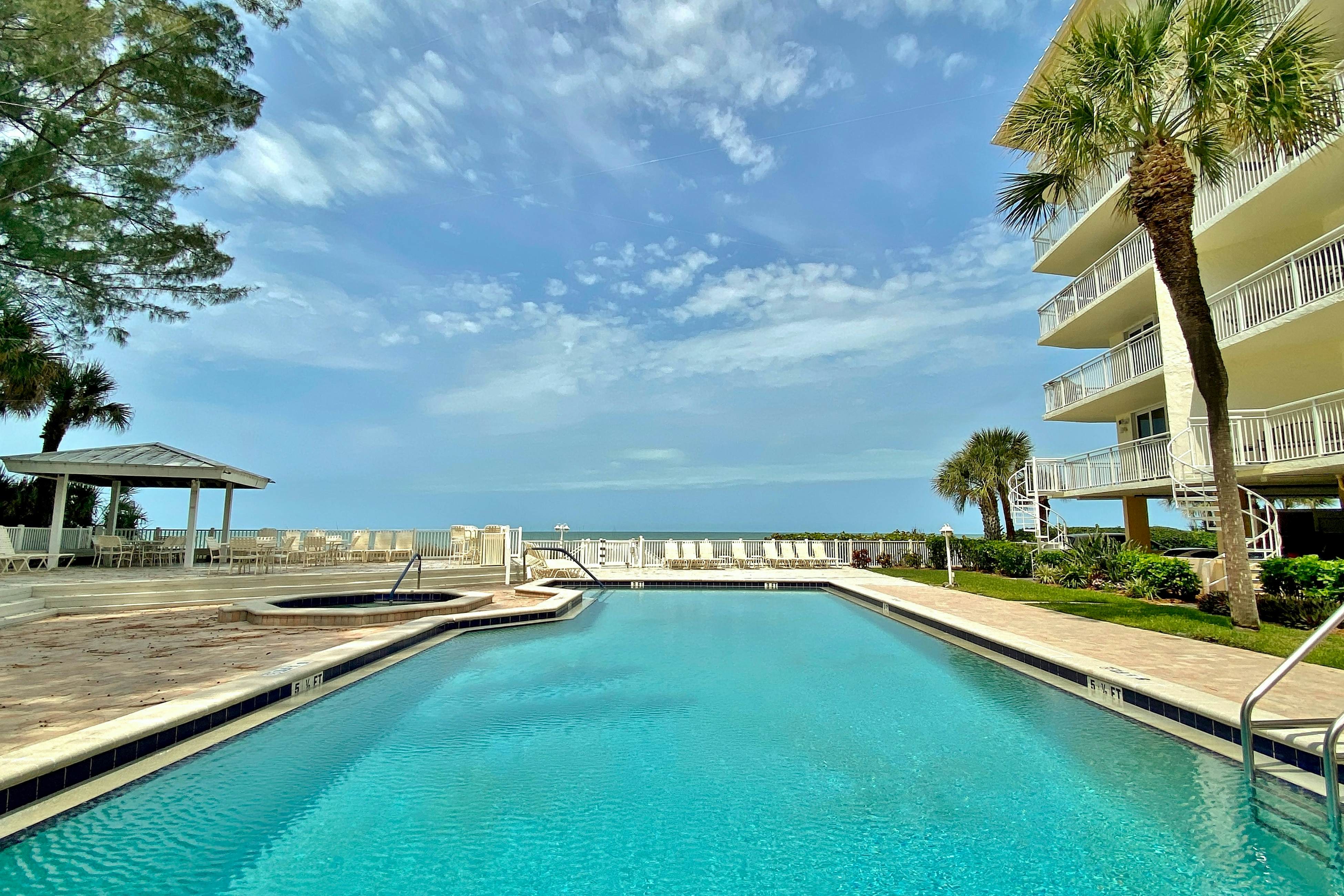 Gulf front steps to the beach, snowbird and family friendly, pool, AC and WIFI