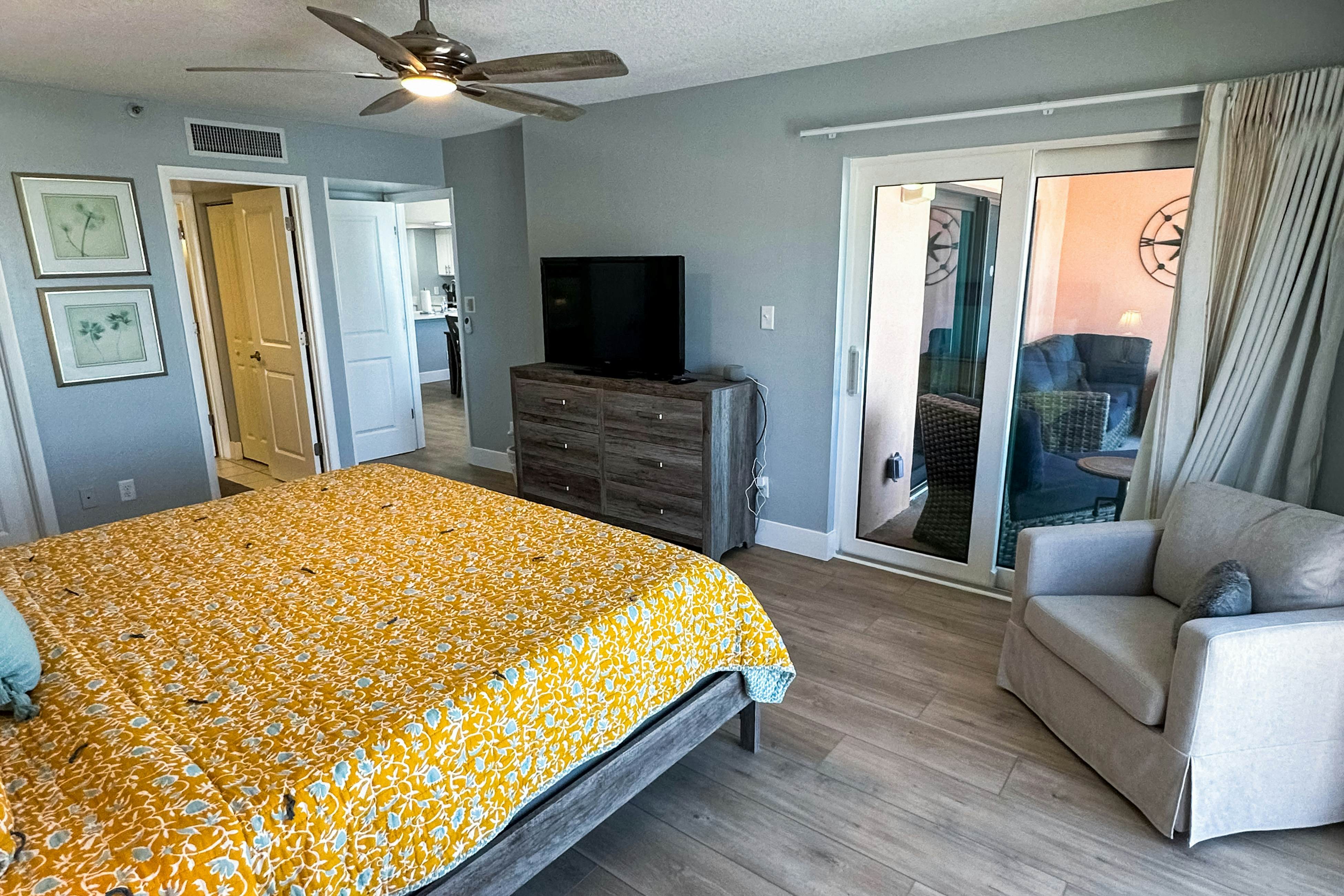 Gulf-front corner condo with pool, hot tub & easy beach access