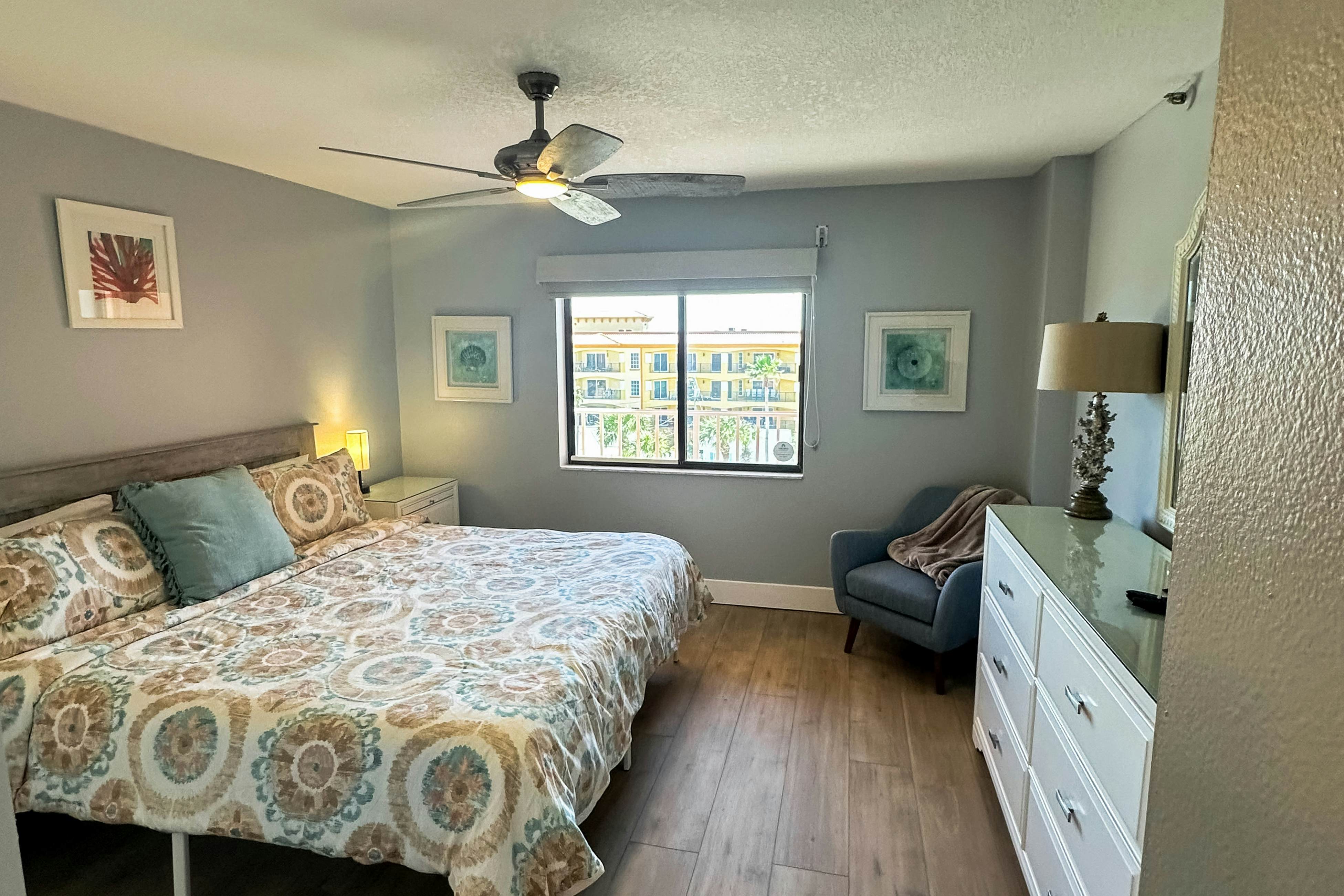 Gulf-front corner condo with pool, hot tub & easy beach access