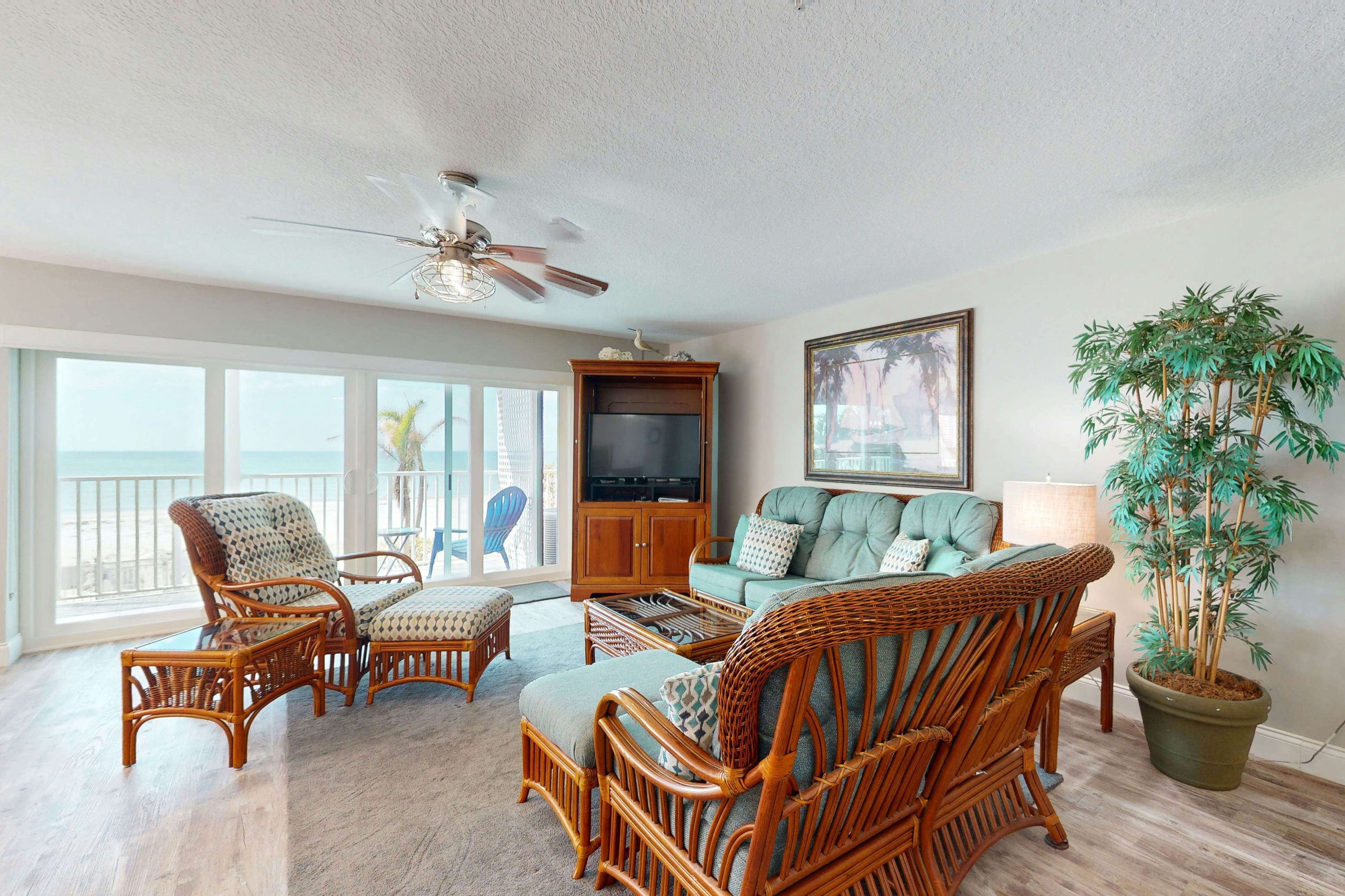 Oceanfront Gem w/ Pool, Hot Tub & Stunning Views - Covered Parking