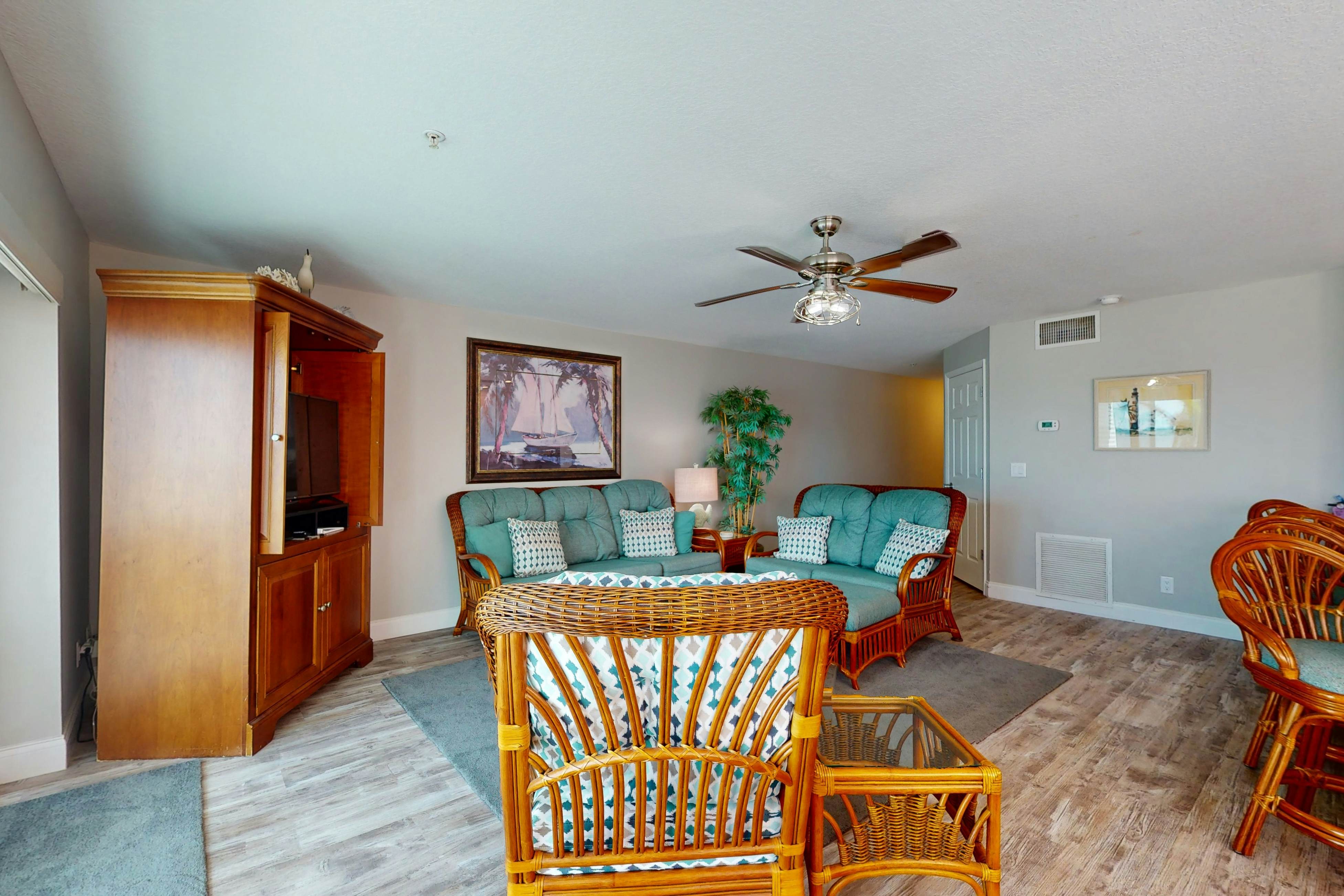 Oceanfront Gem w/ Pool, Hot Tub & Stunning Views - Covered Parking