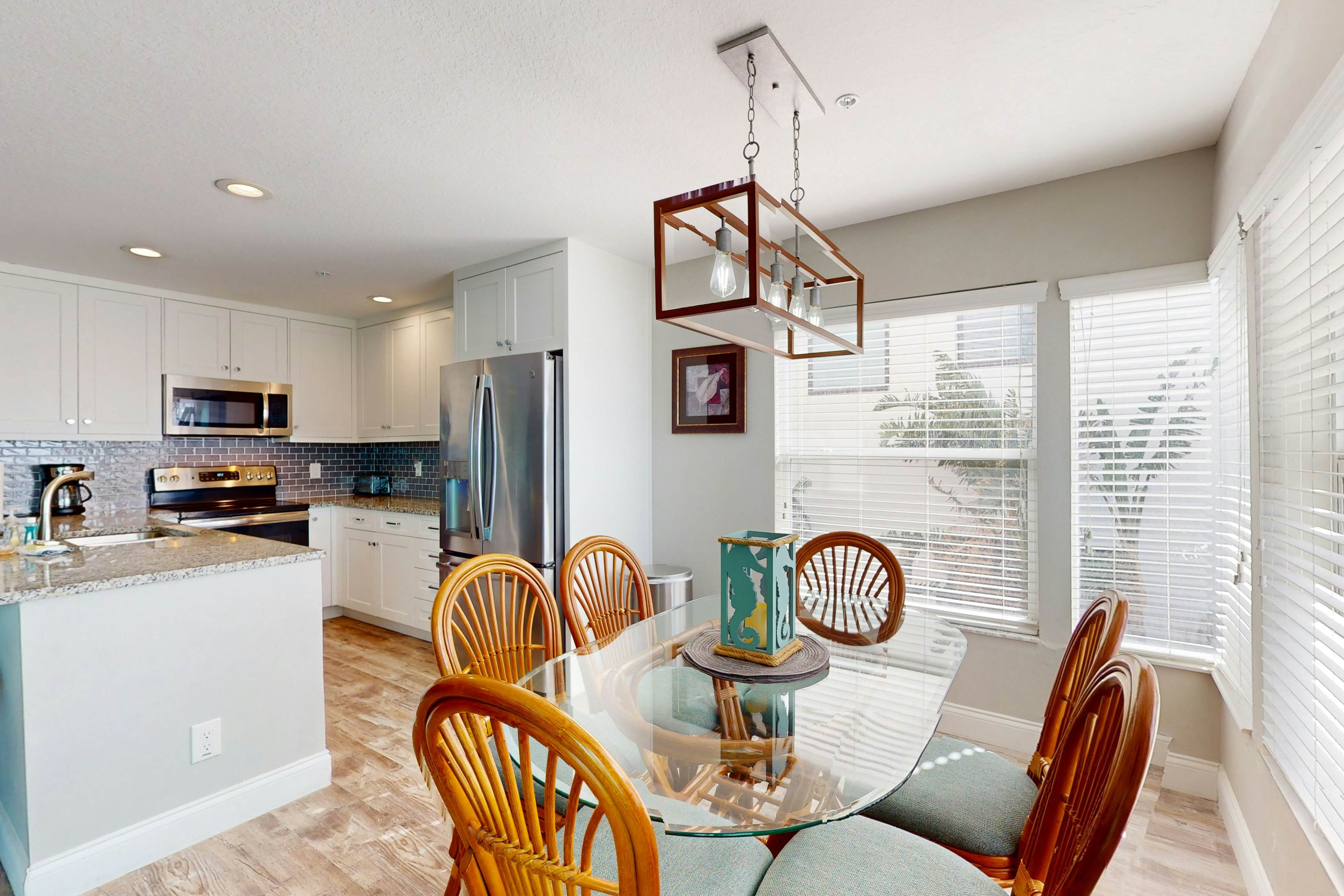 Oceanfront Gem w/ Pool, Hot Tub & Stunning Views - Covered Parking