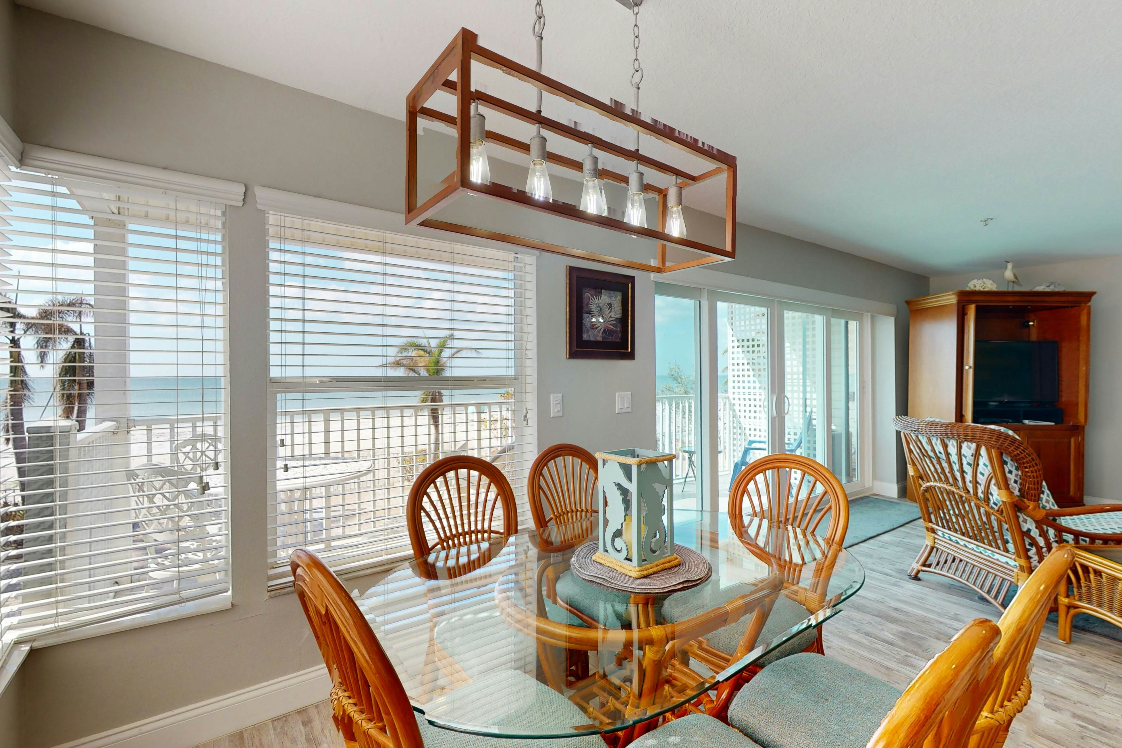 Oceanfront Gem w/ Pool, Hot Tub & Stunning Views - Covered Parking