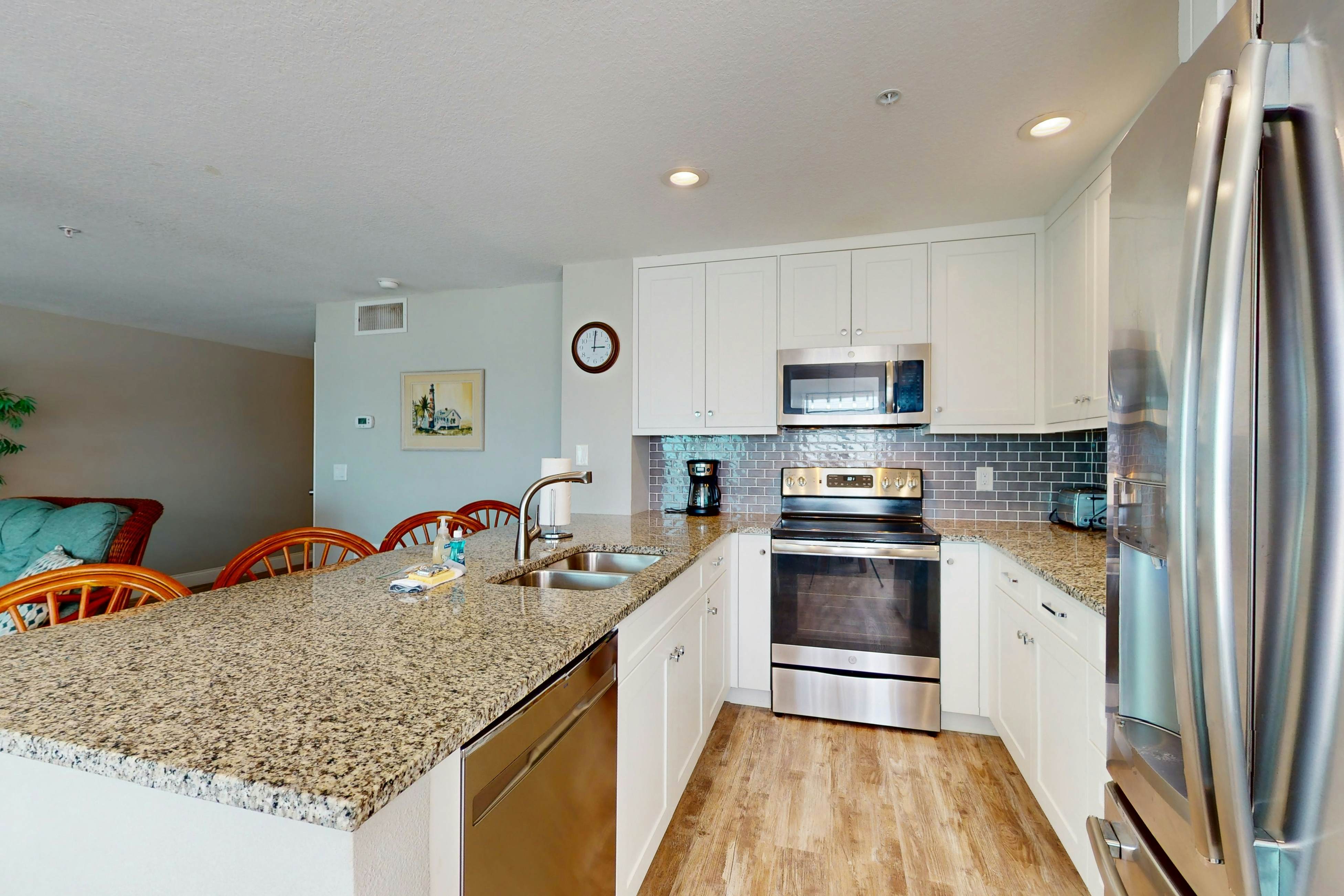 Oceanfront Gem w/ Pool, Hot Tub & Stunning Views - Covered Parking