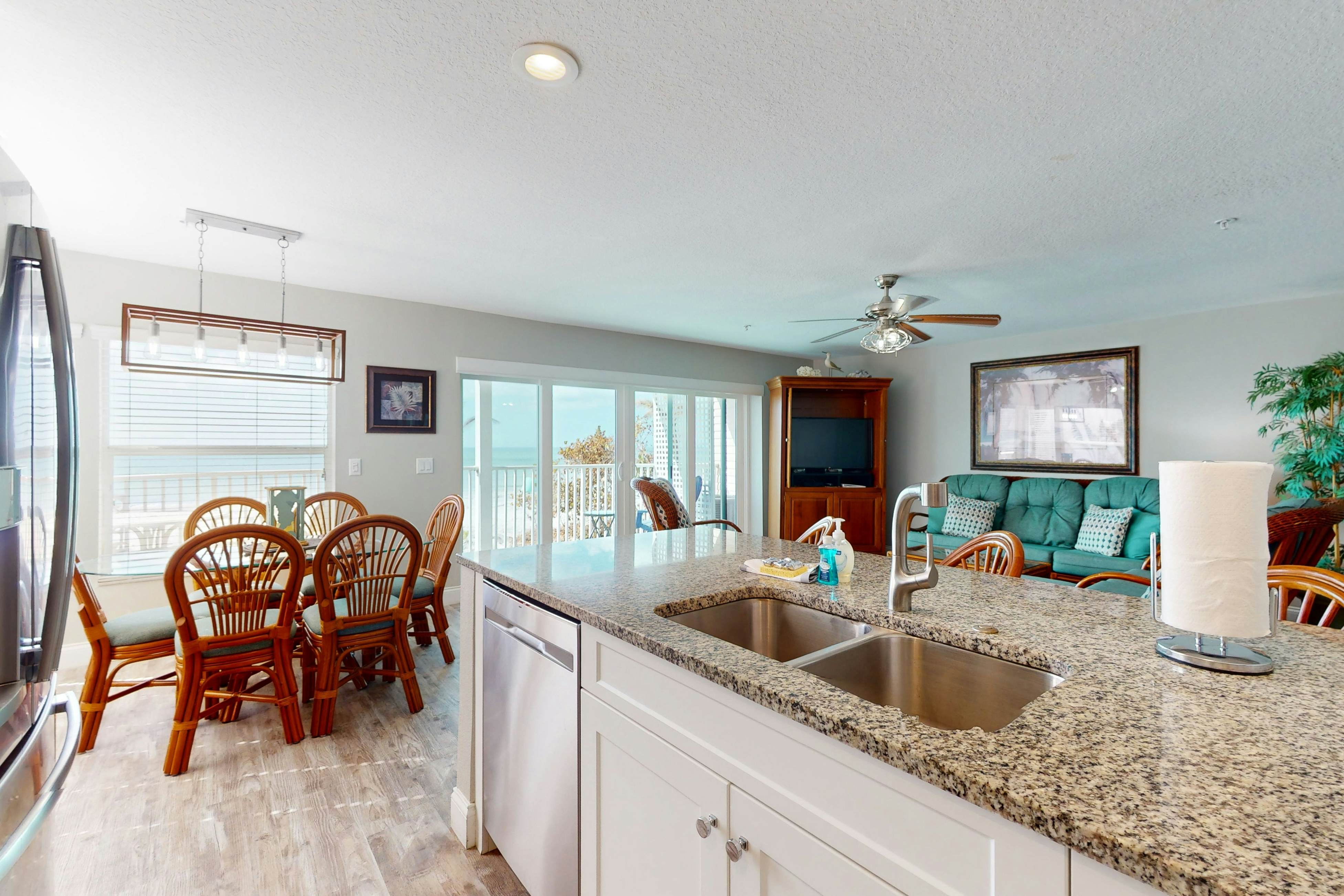 Oceanfront Gem w/ Pool, Hot Tub & Stunning Views - Covered Parking