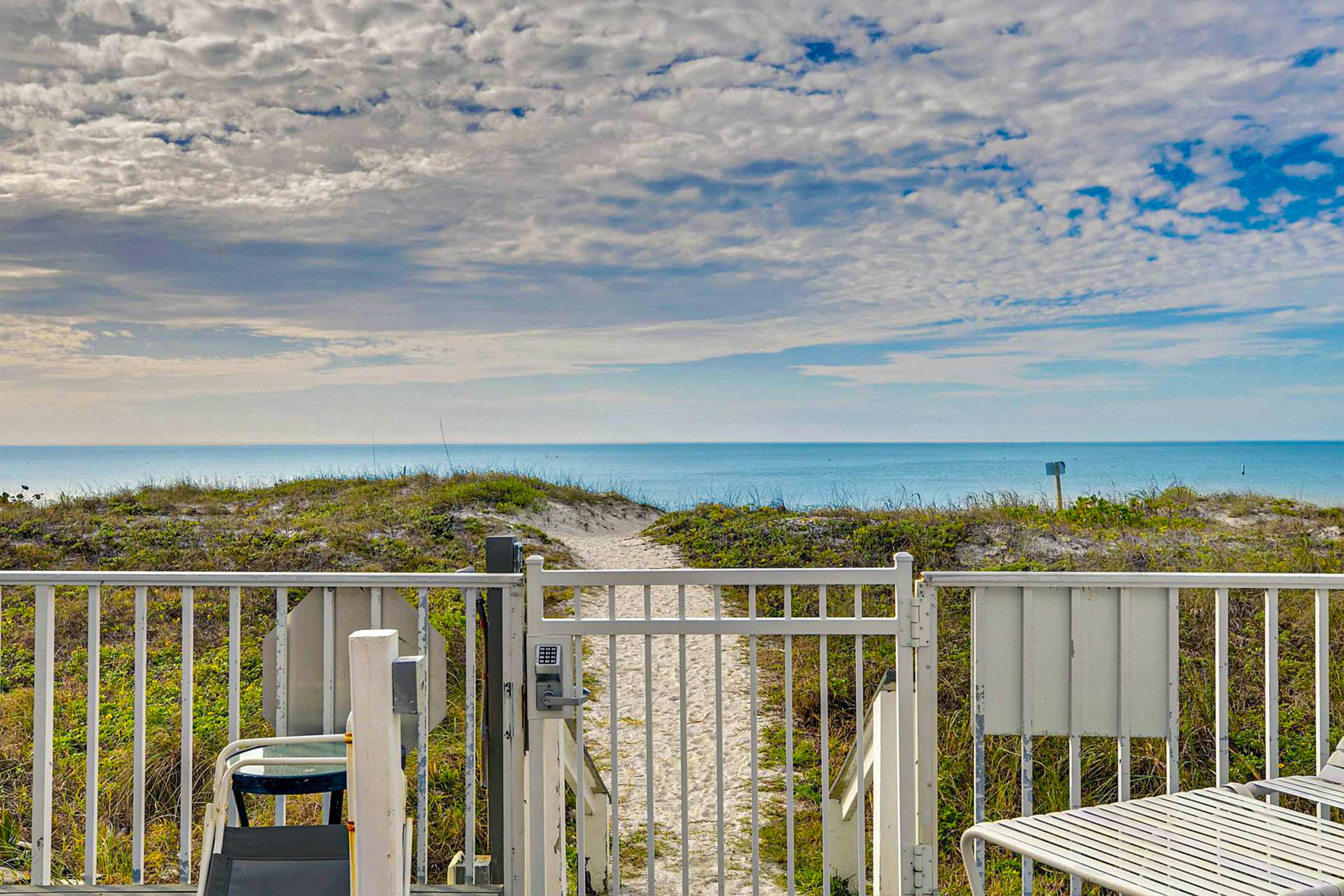 Oceanfront Gem w/ Pool, Hot Tub & Stunning Views - Covered Parking