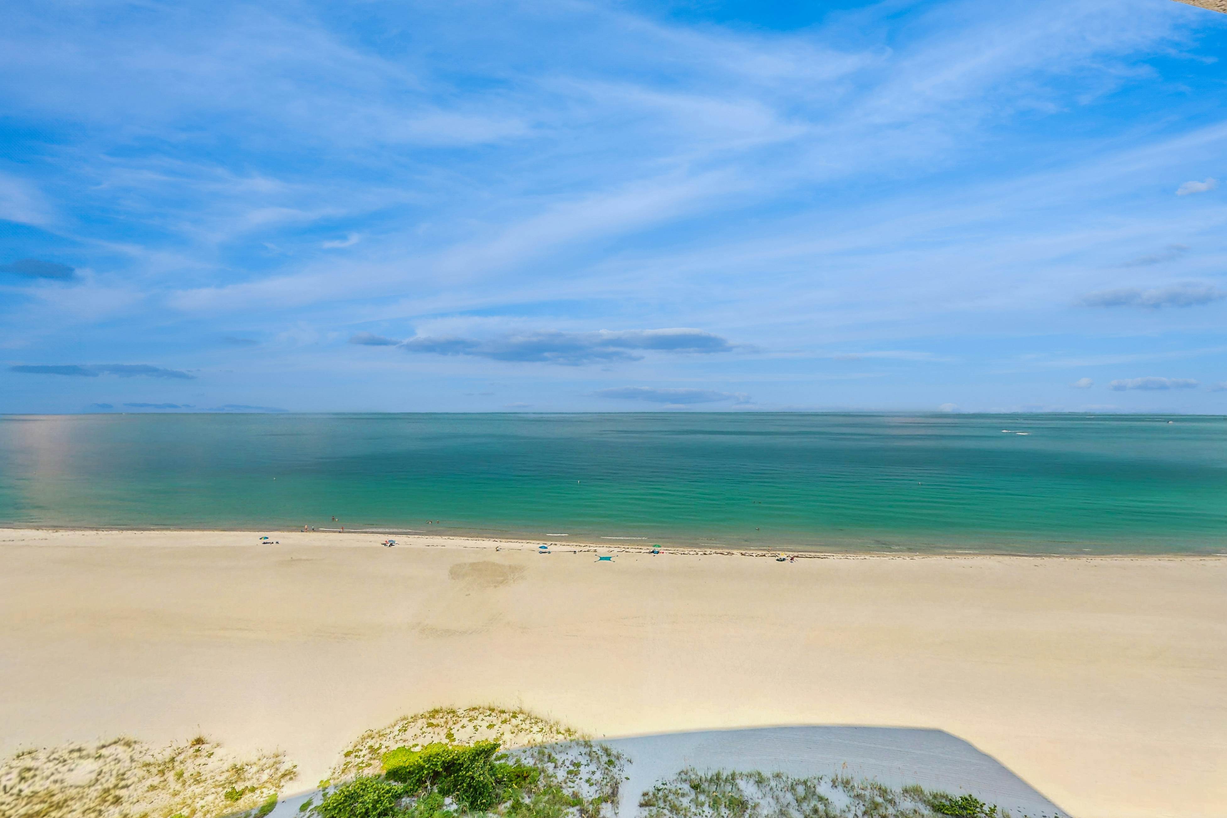 12th-floor beachfront condo with balcony, heated pool, gym, pool spa & tennis