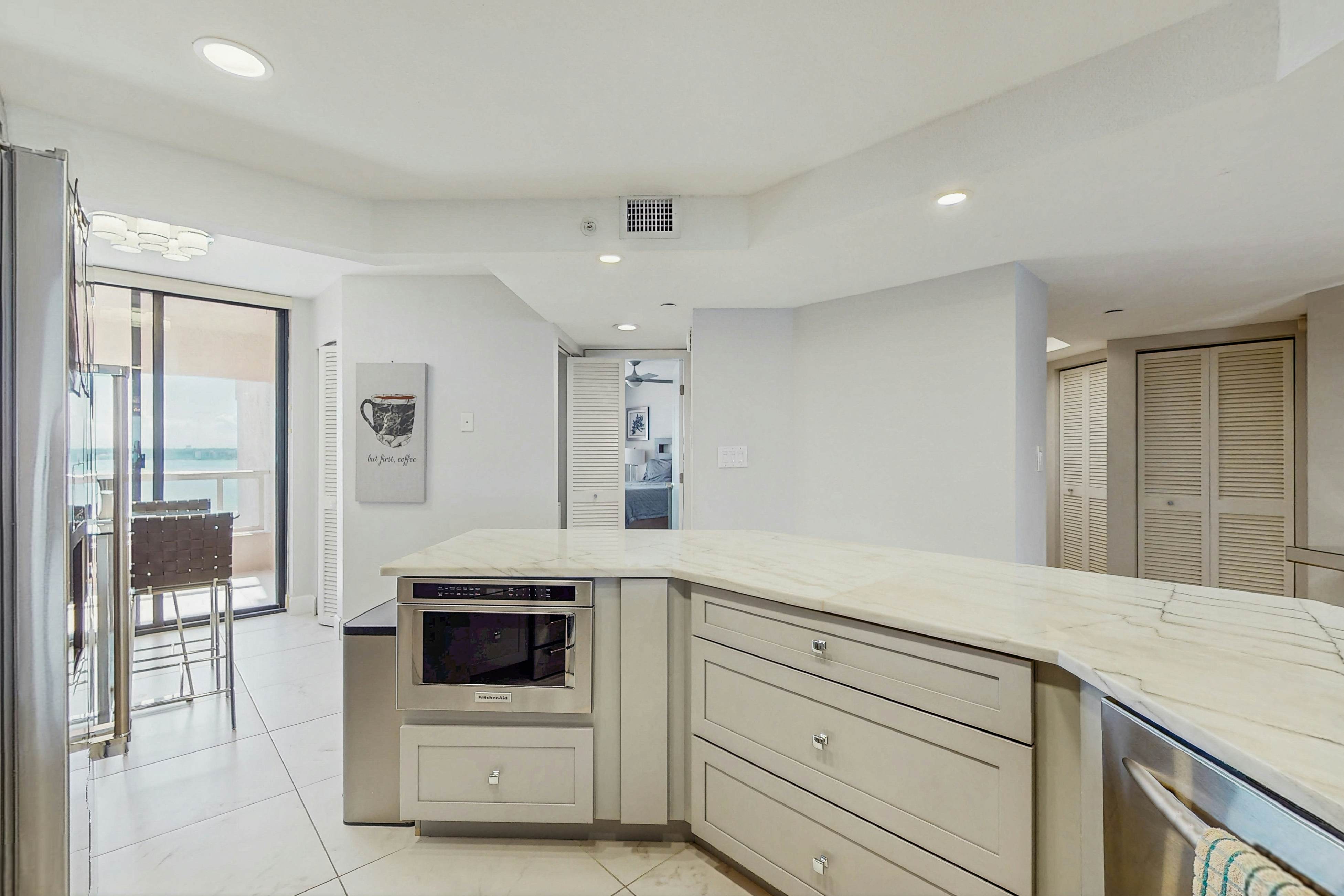 12th-floor beachfront condo with balcony, heated pool, gym, pool spa & tennis