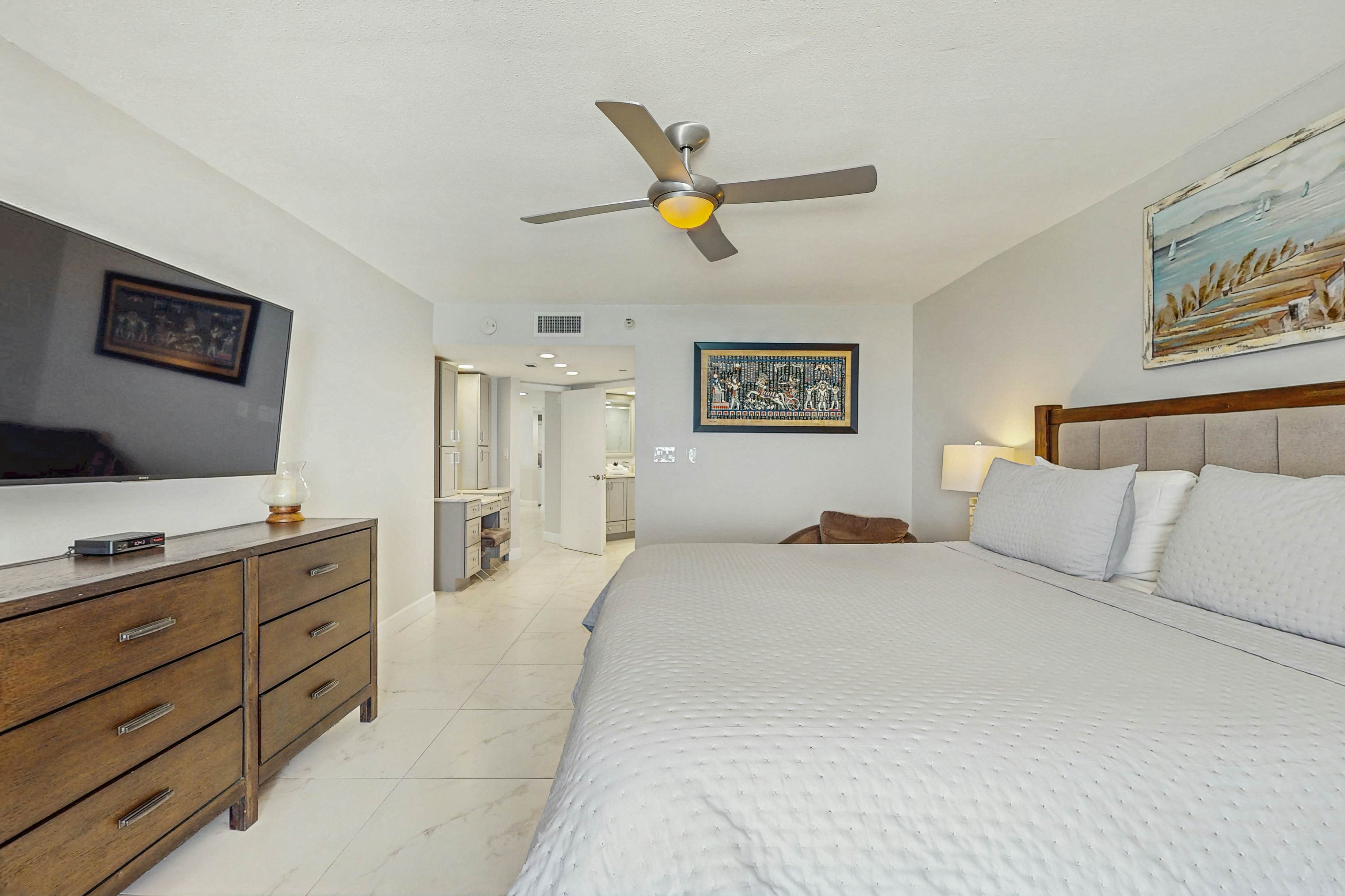 12th-floor beachfront condo with balcony, heated pool, gym, pool spa & tennis