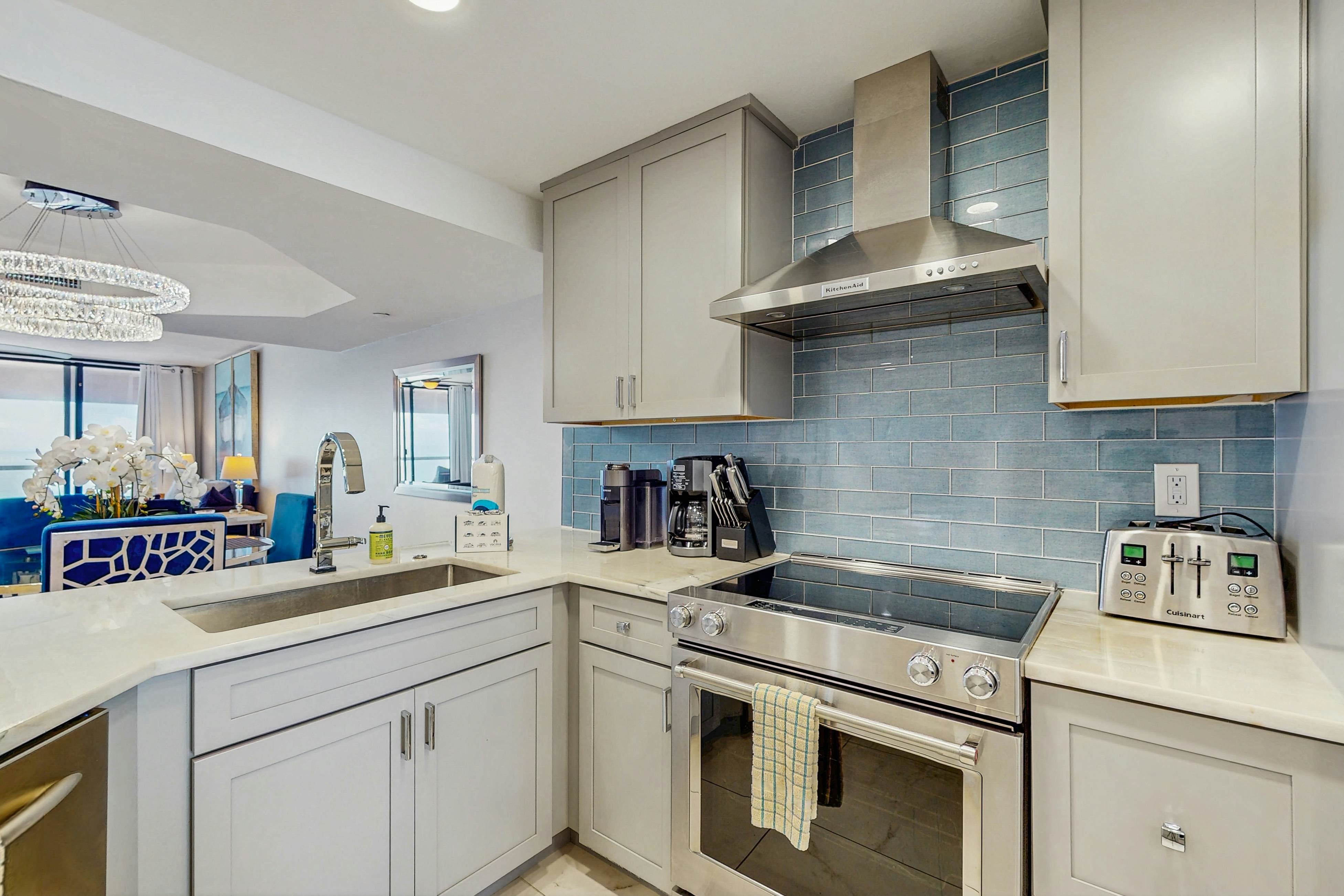 12th-floor beachfront condo with balcony, heated pool, gym, pool spa & tennis