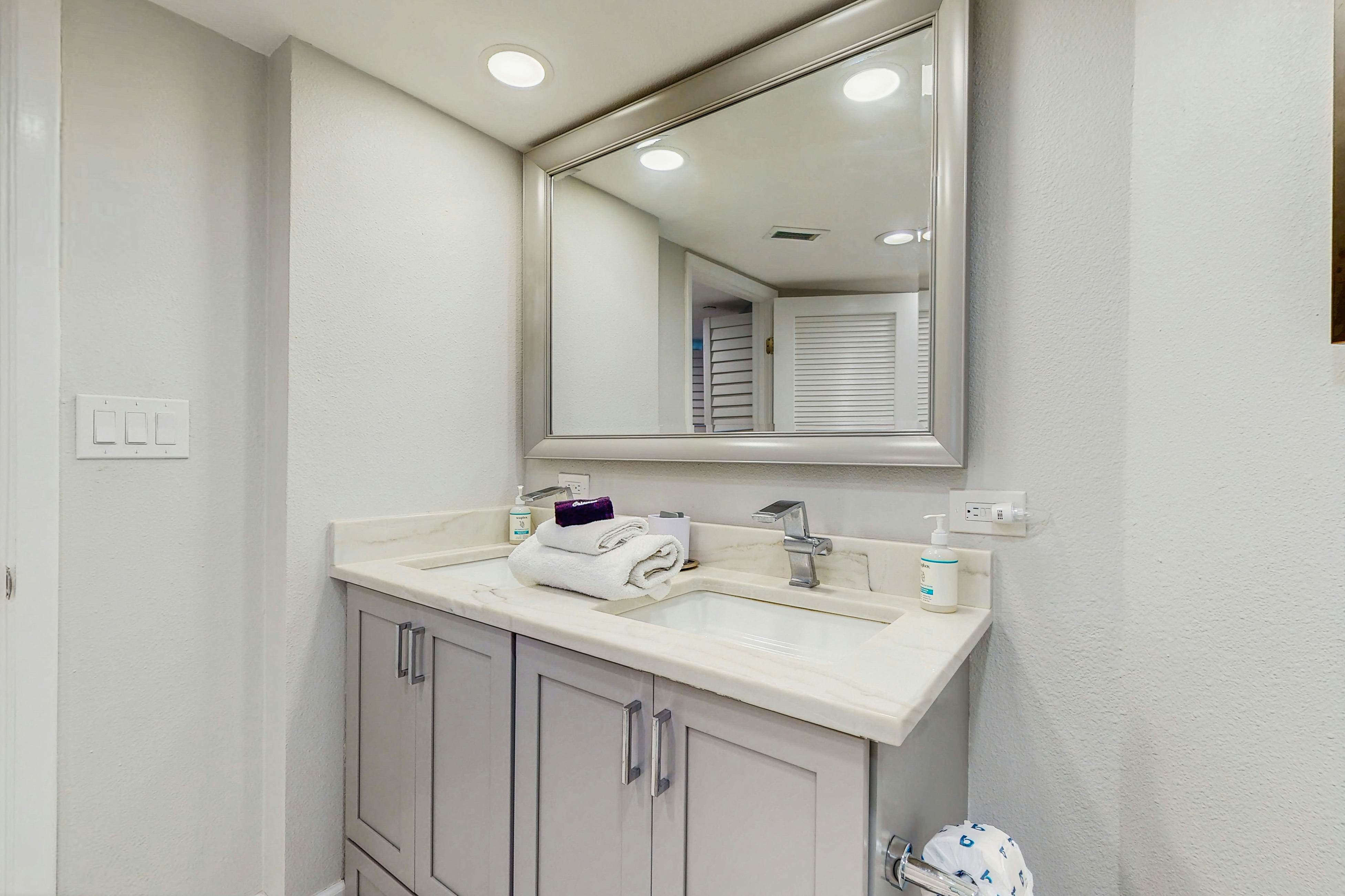 12th-floor beachfront condo with balcony, heated pool, gym, pool spa & tennis