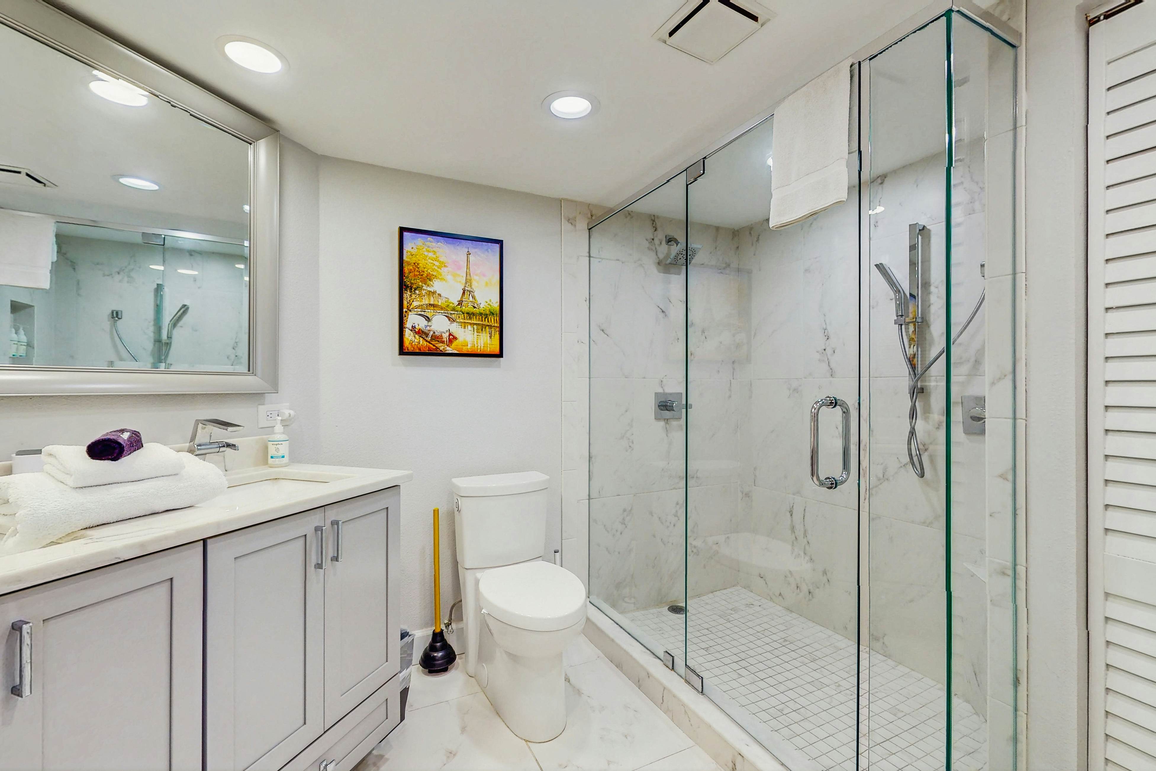 12th-floor beachfront condo with balcony, heated pool, gym, pool spa & tennis