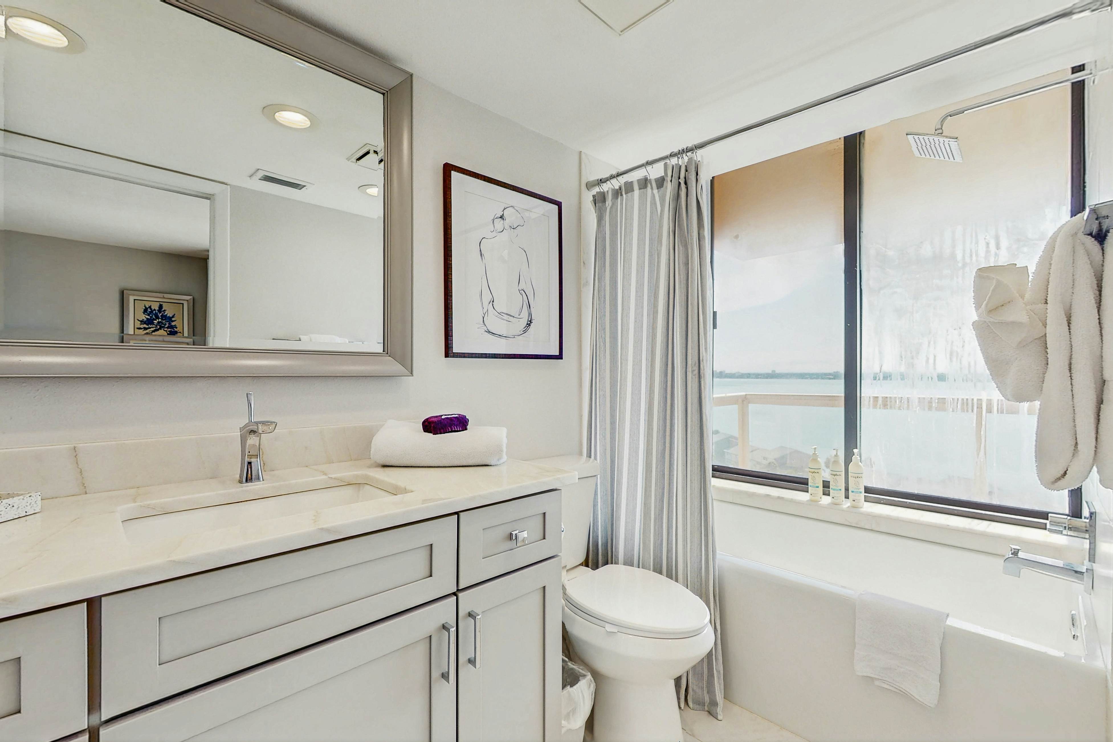 12th-floor beachfront condo with balcony, heated pool, gym, pool spa & tennis