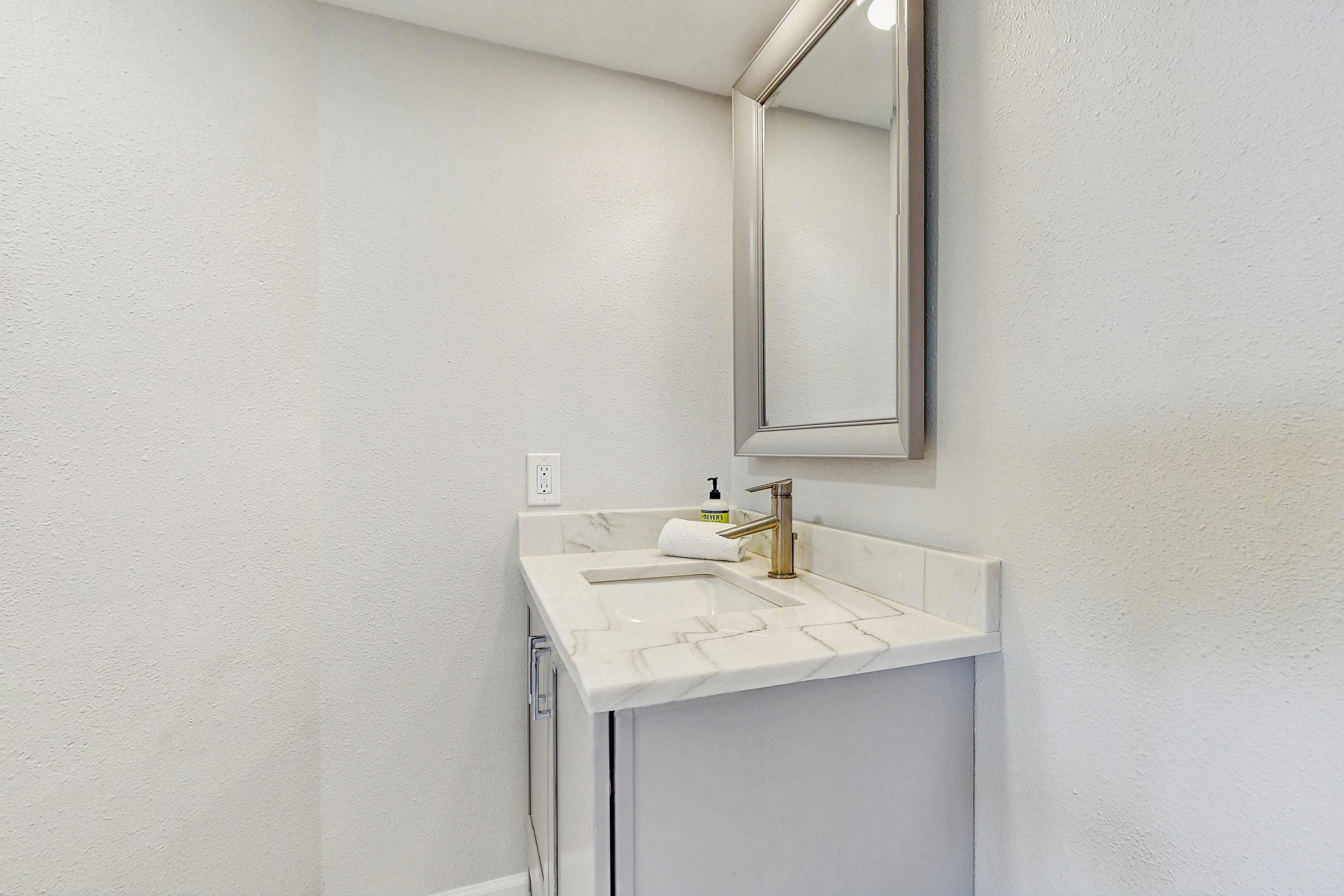 12th-floor beachfront condo with balcony, heated pool, gym, pool spa & tennis