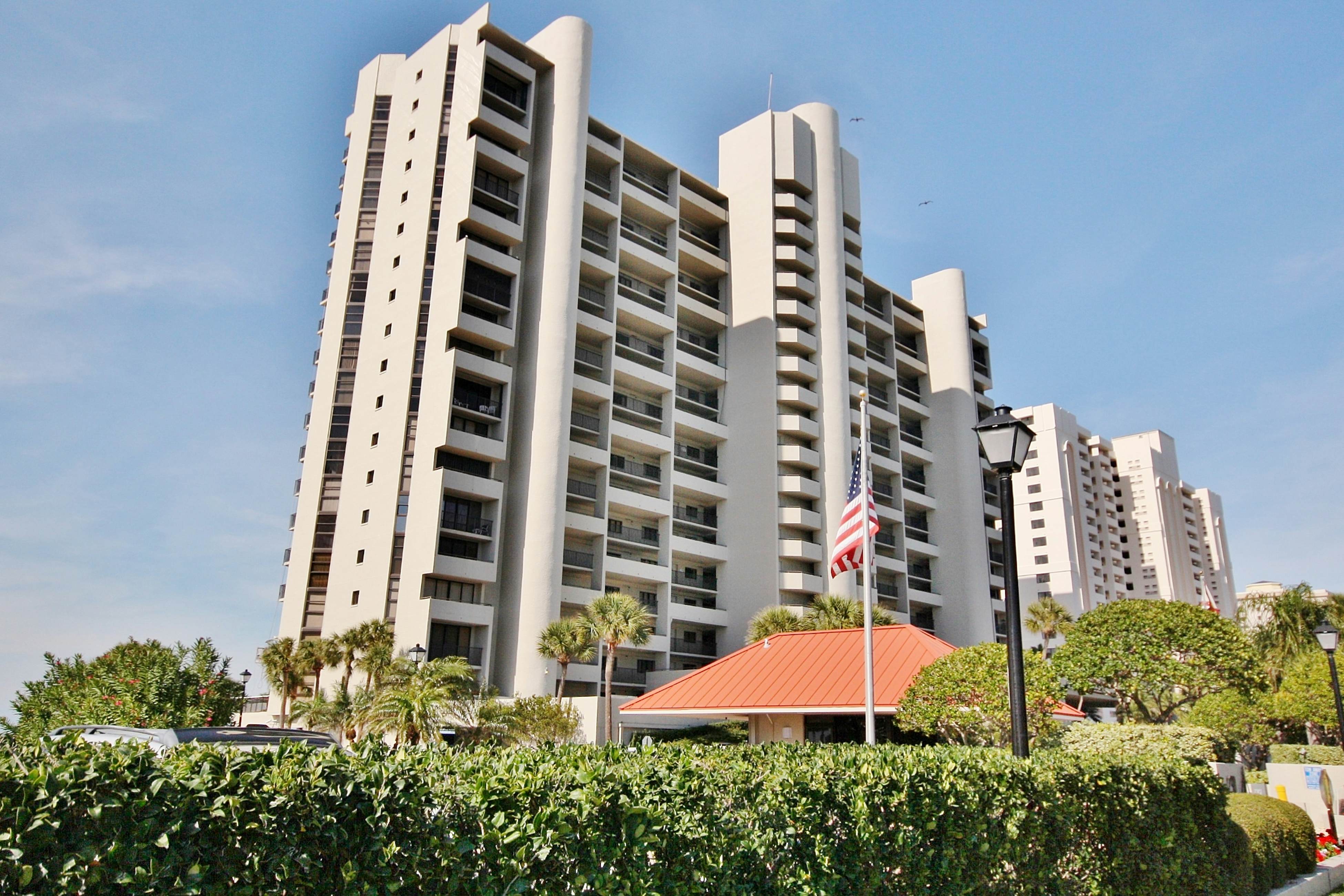 12th-floor beachfront condo with balcony, heated pool, gym, pool spa & tennis