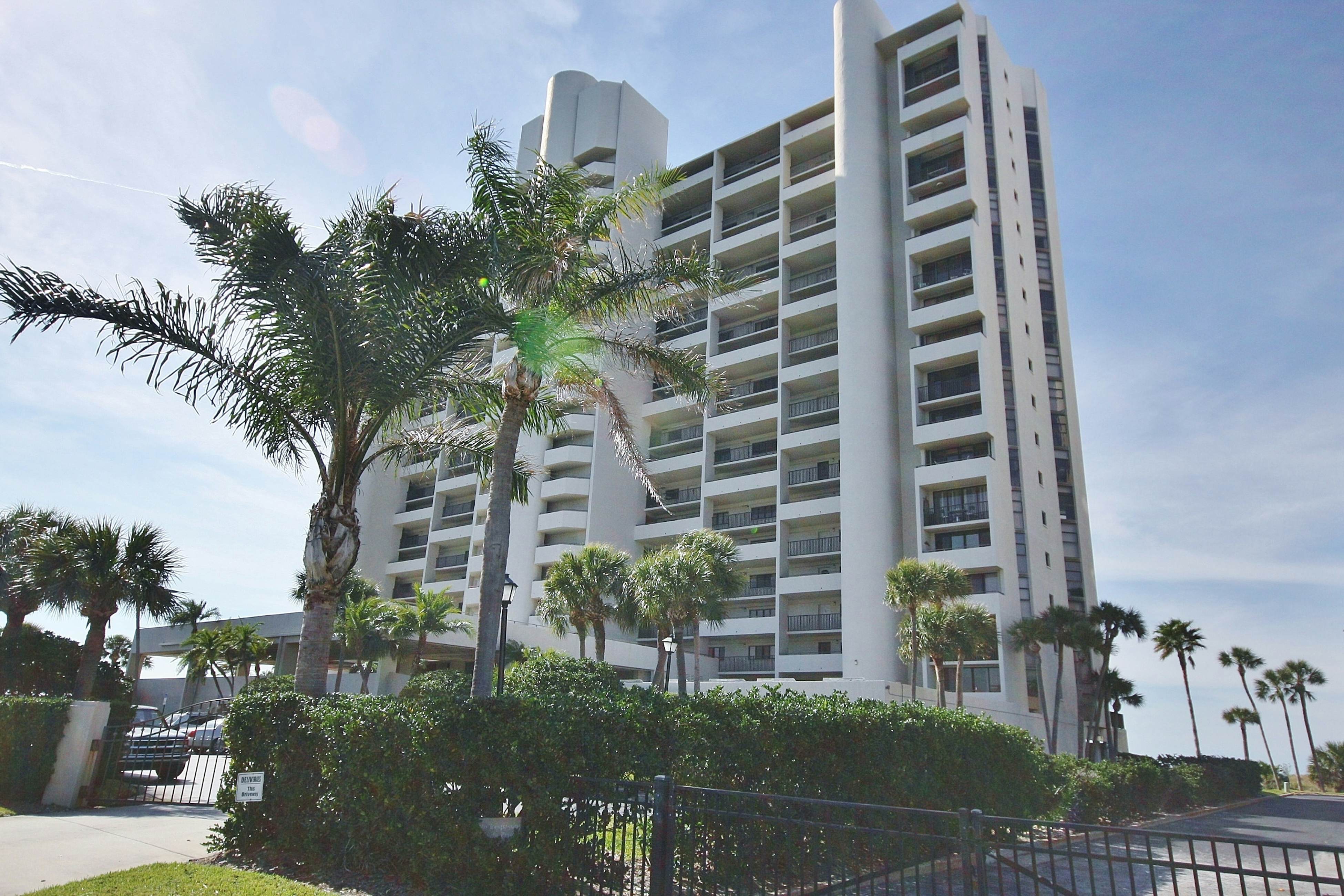 12th-floor beachfront condo with balcony, heated pool, gym, pool spa & tennis