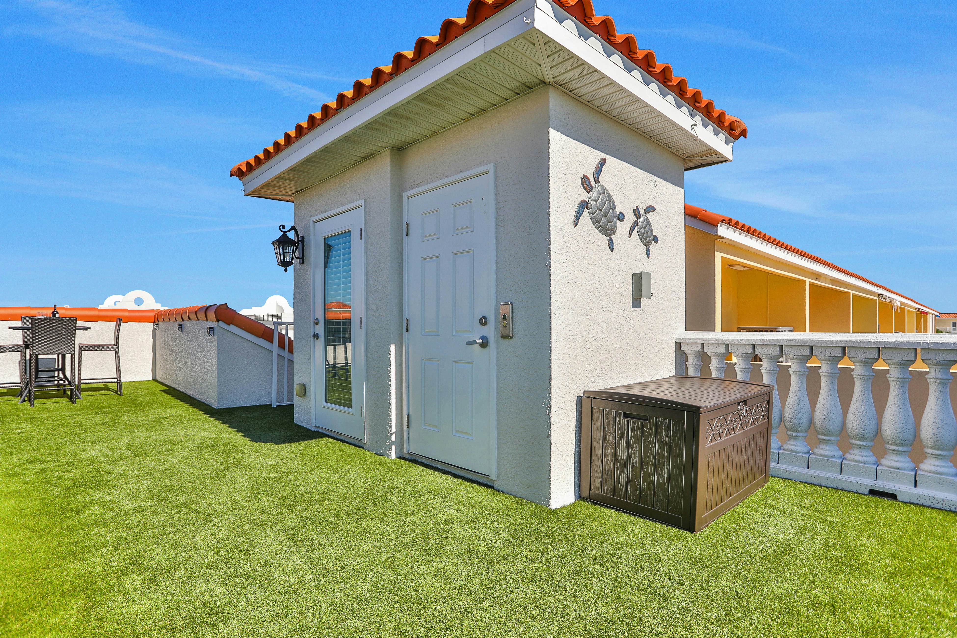 Beautiful 3-level bayfront home amazing views, dock & community pool