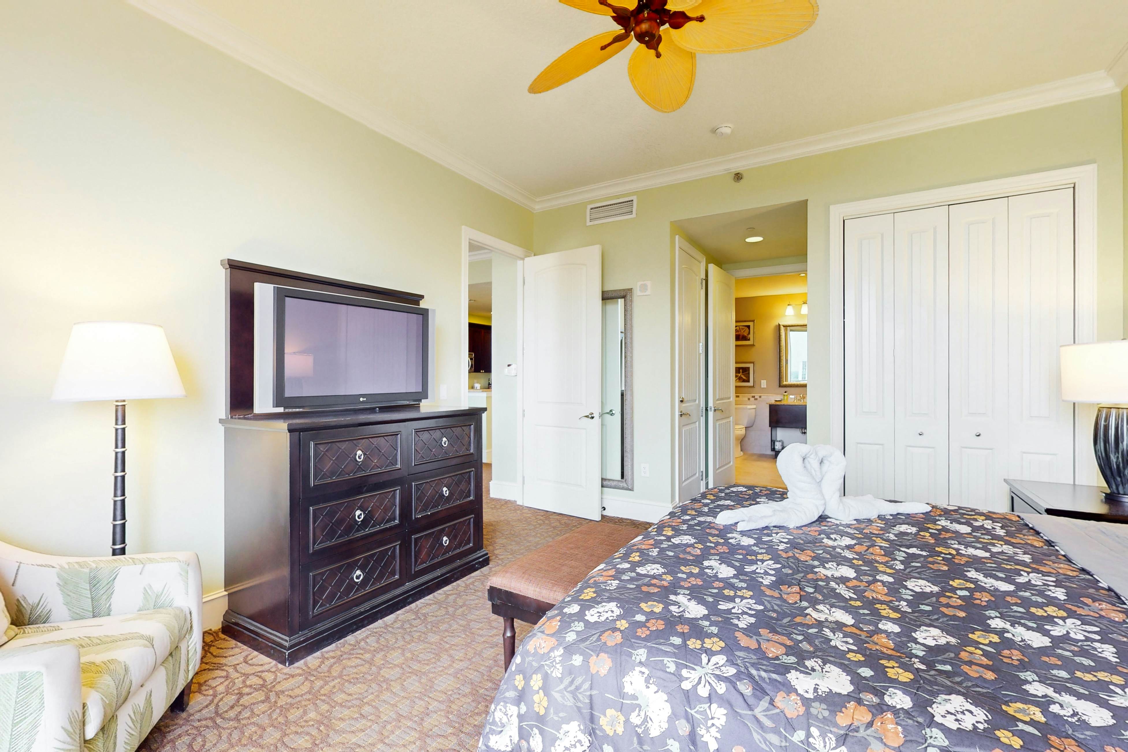 City View condo with beach access, pools, hot tub, gym, AC, & W/D