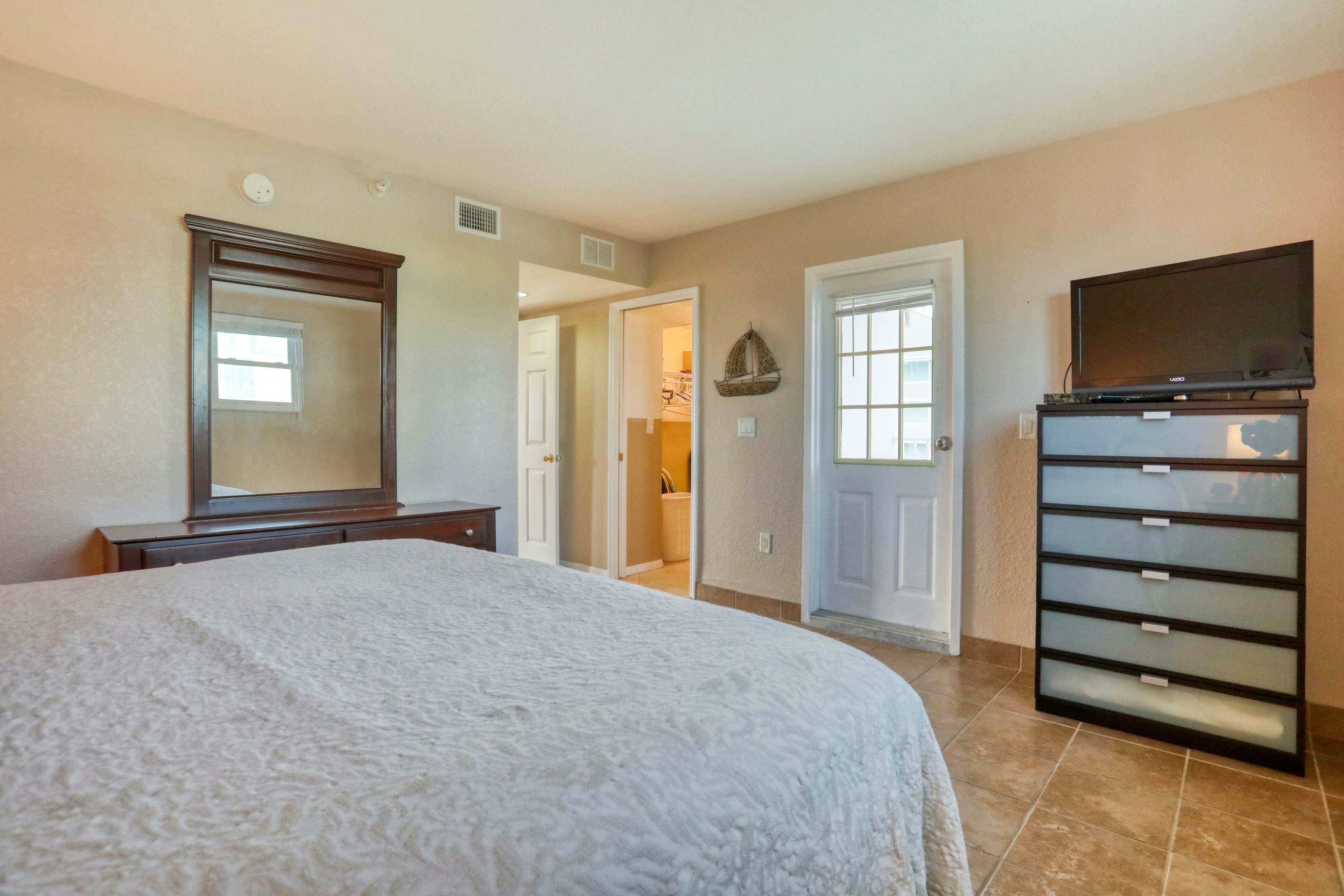 Third-floor condo with pool access, fast WiFi, central AC, & W/D - snowbirds OK