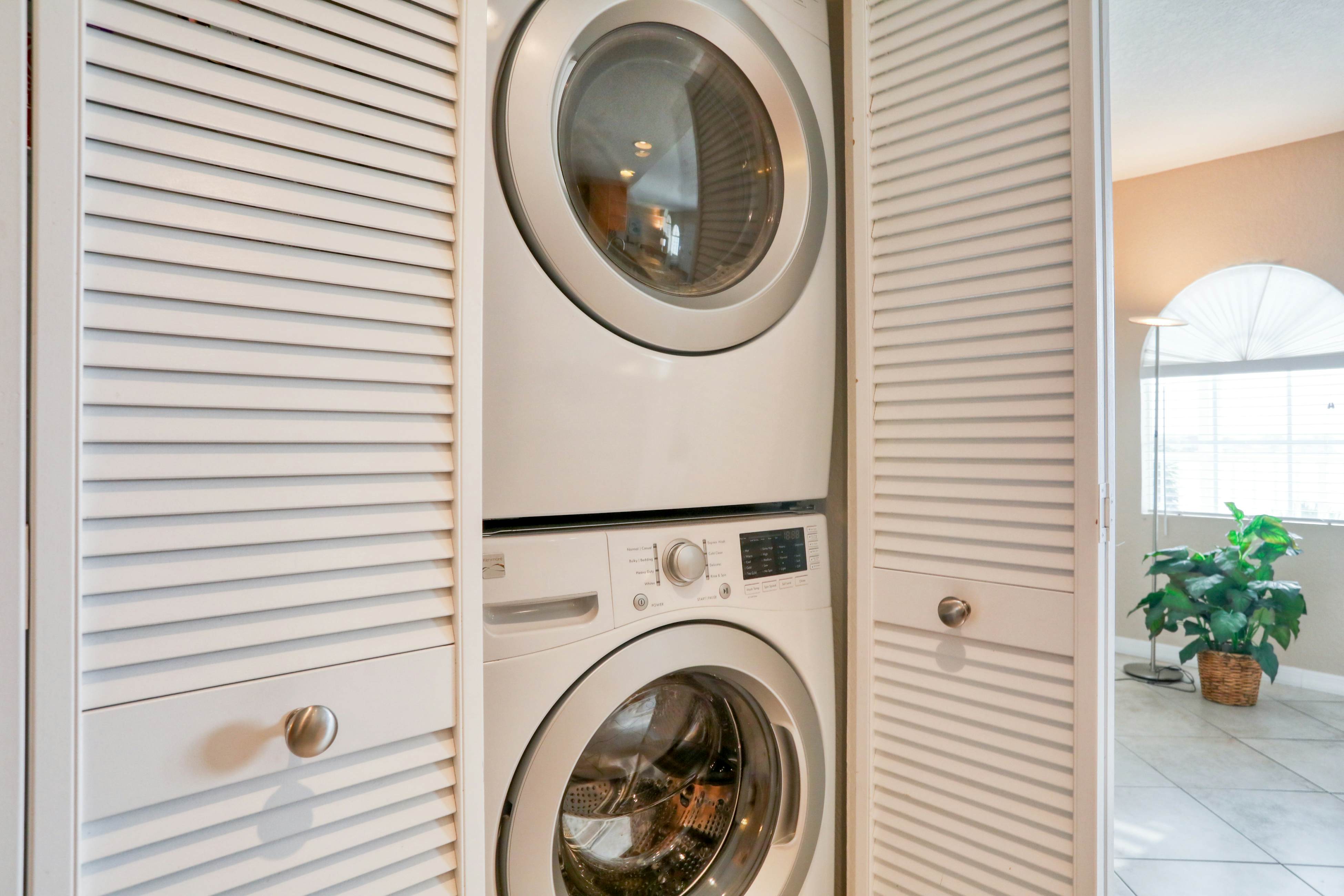 Third-floor condo with pool access, fast WiFi, central AC, & W/D - snowbirds OK