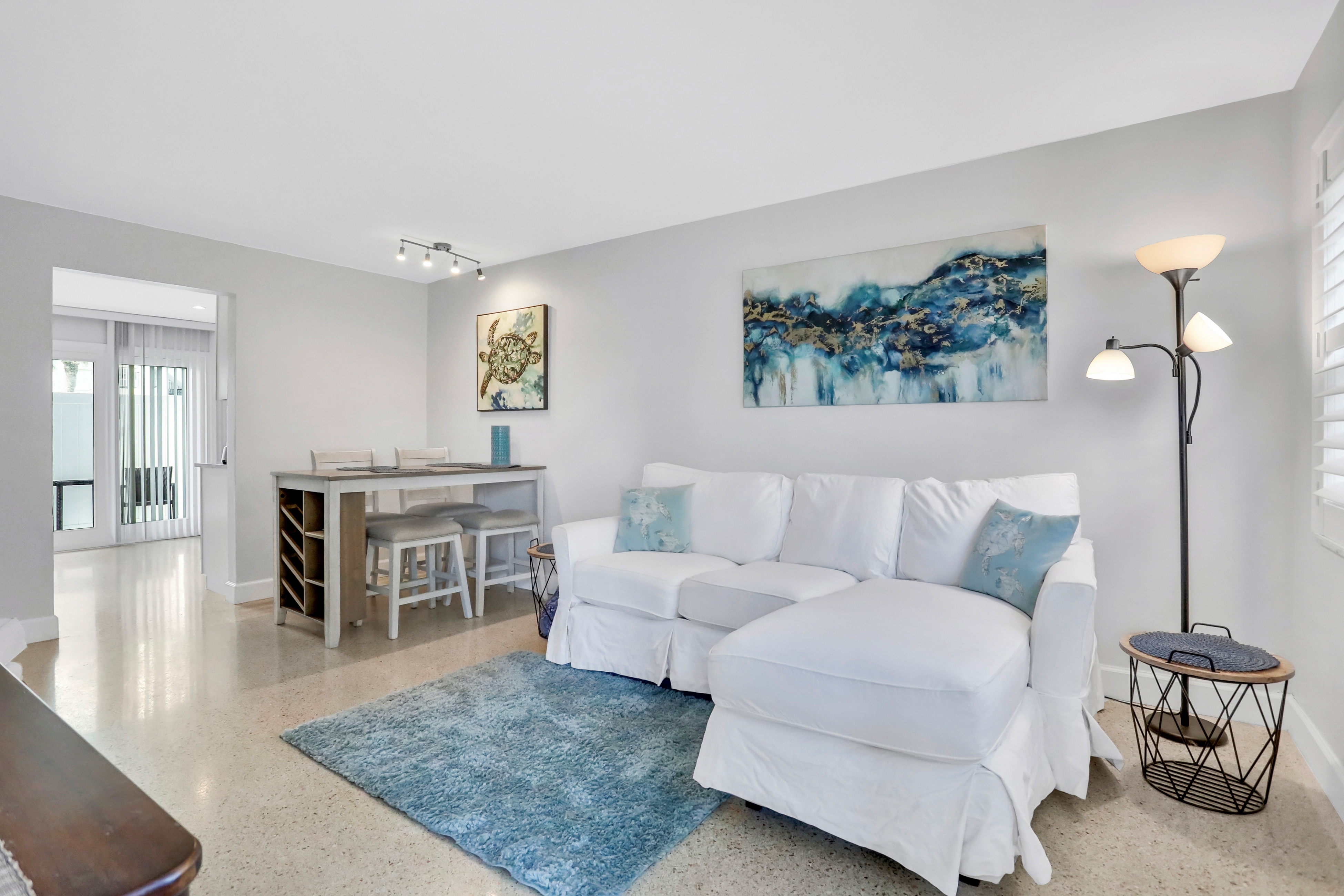 Renovated duplex near Honeymoon Caladesi Island with patio AC and WD