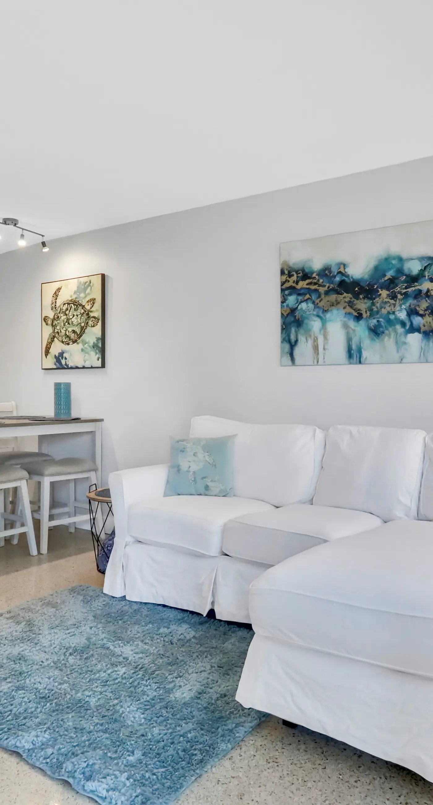 Renovated duplex near Honeymoon Caladesi Island with patio AC and WD
