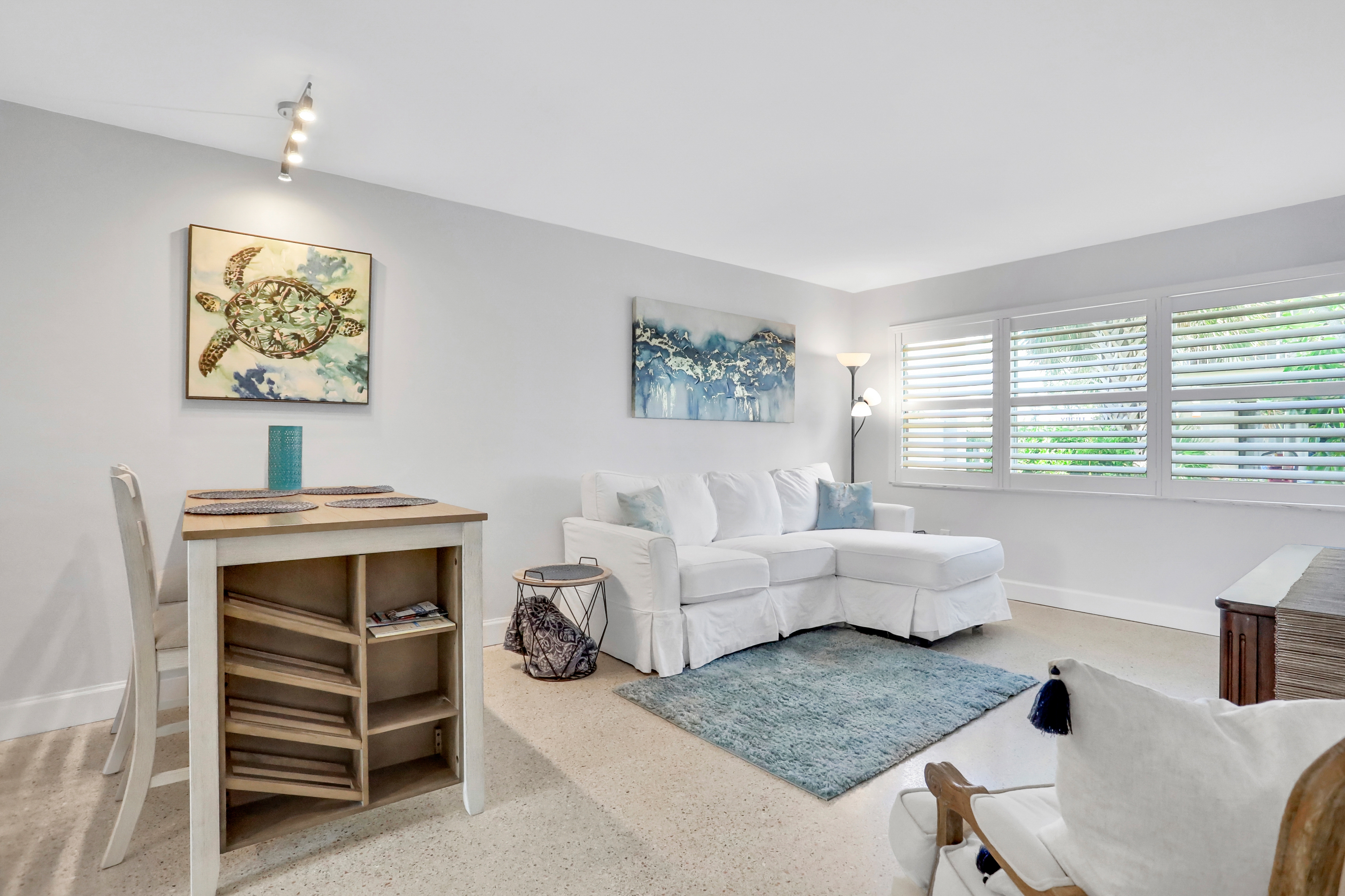 Renovated duplex near Honeymoon Caladesi Island with patio AC and WD