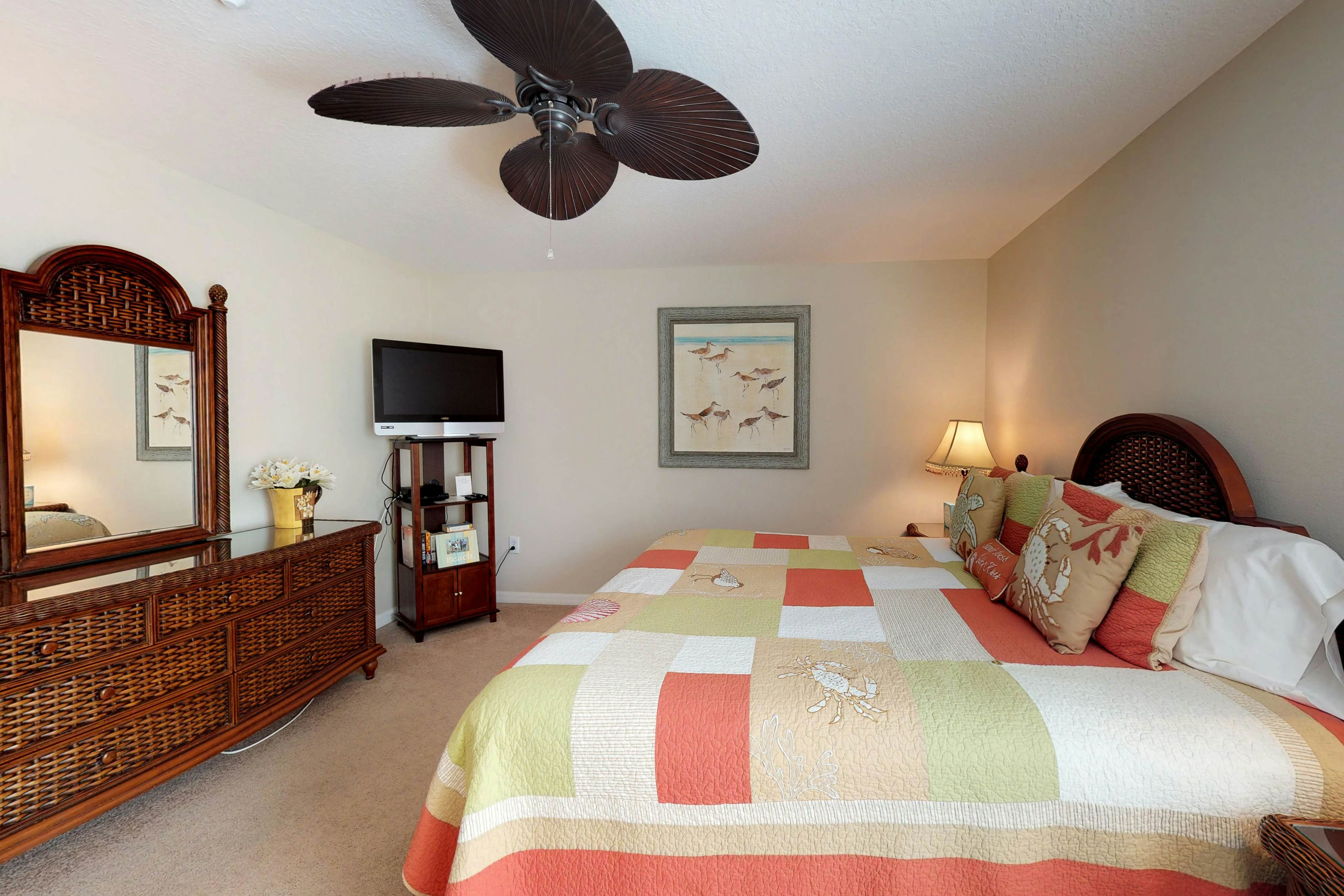 Corner waterfront condo with pool, Gulf views & easy beach access