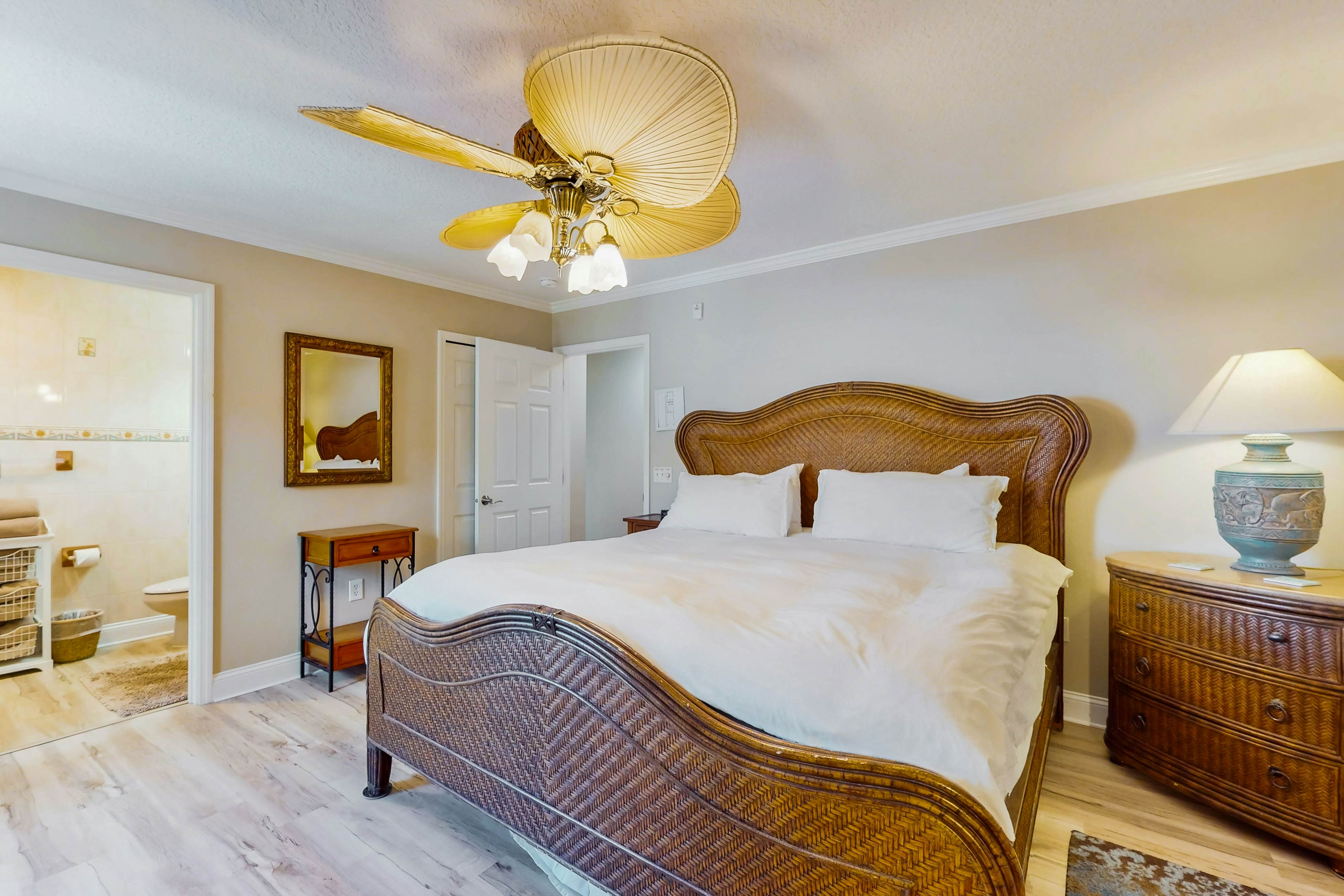 Gulf-front condo with amazing water views - steps to the beach