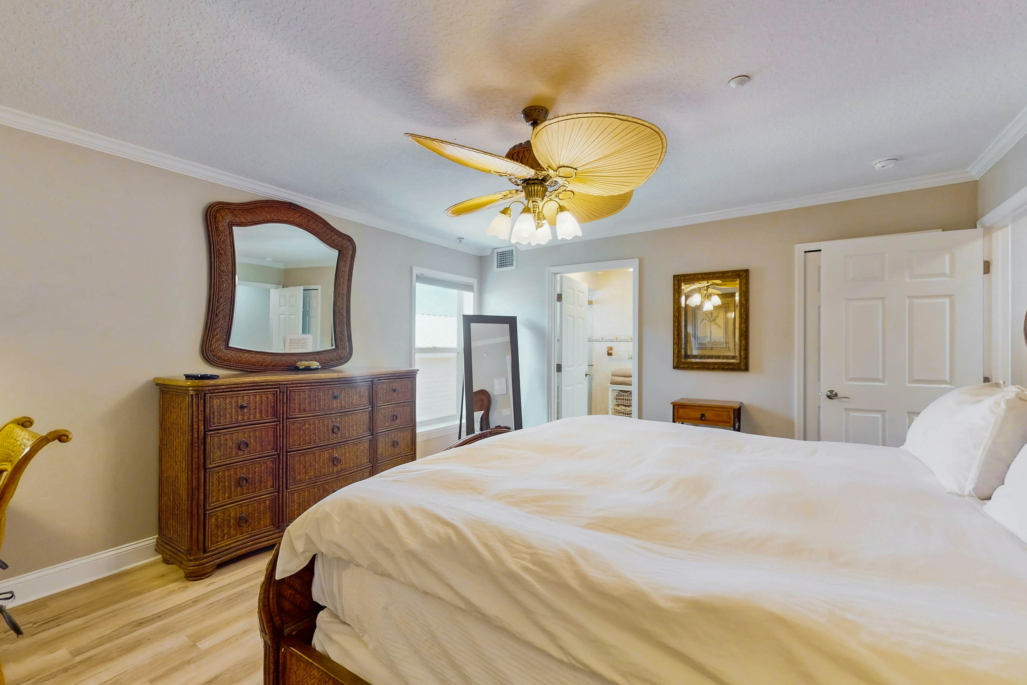 Gulf-front condo with amazing water views - steps to the beach