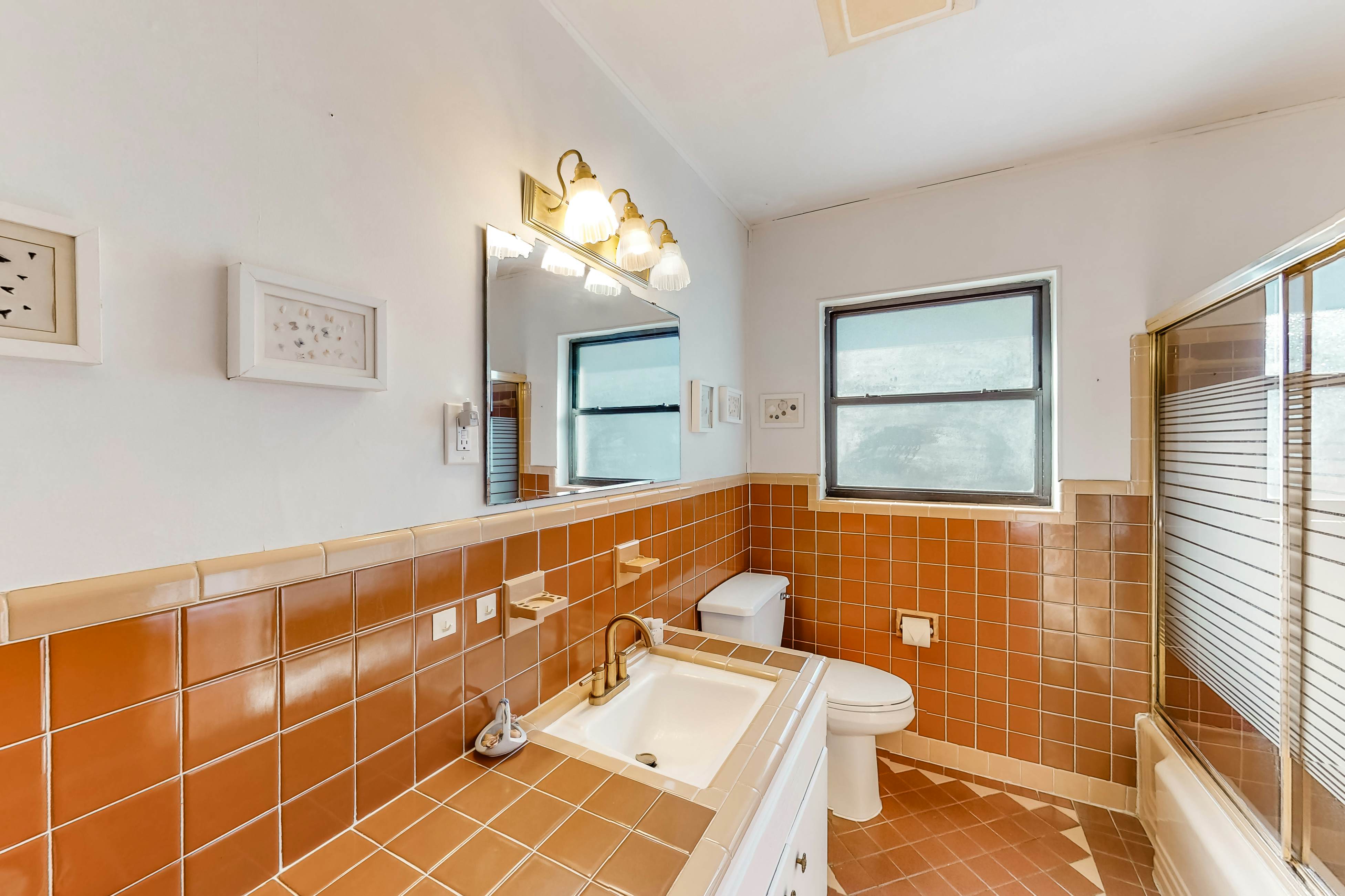 Waterfront home with deck, garden, WiFi & central AC - dog-friendly