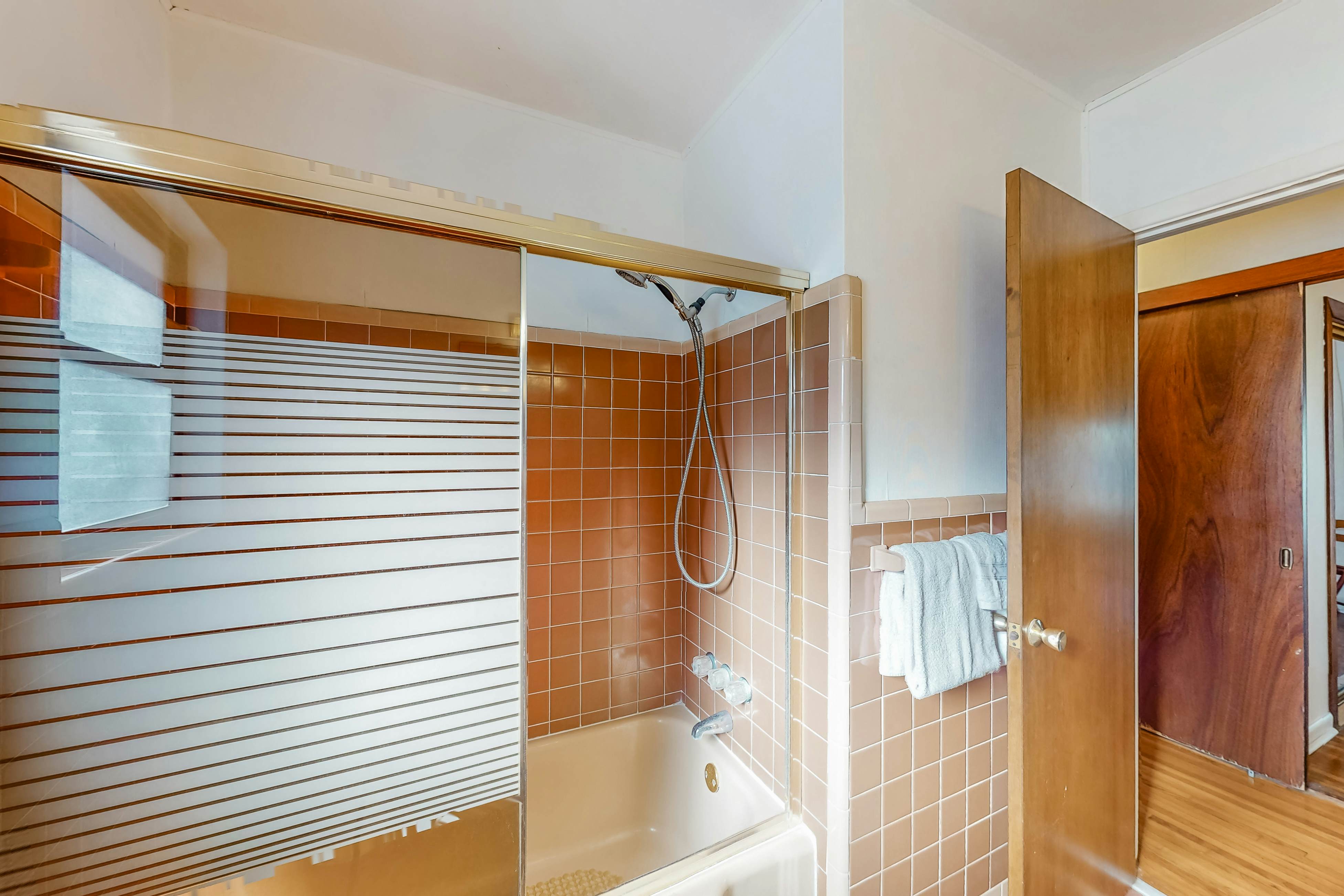 Waterfront home with deck, garden, WiFi & central AC - dog-friendly