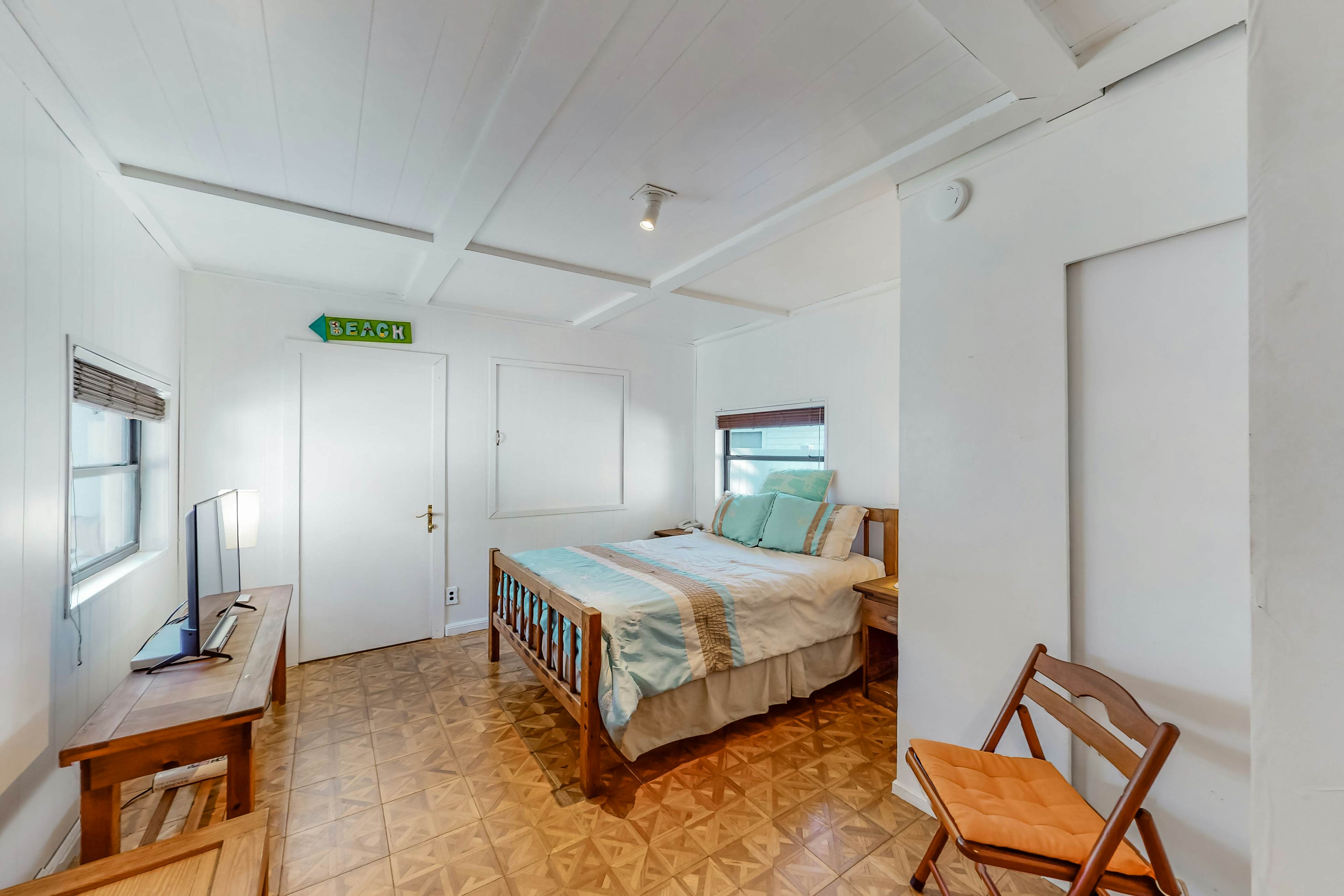 Waterfront home with deck, garden, WiFi & central AC - dog-friendly