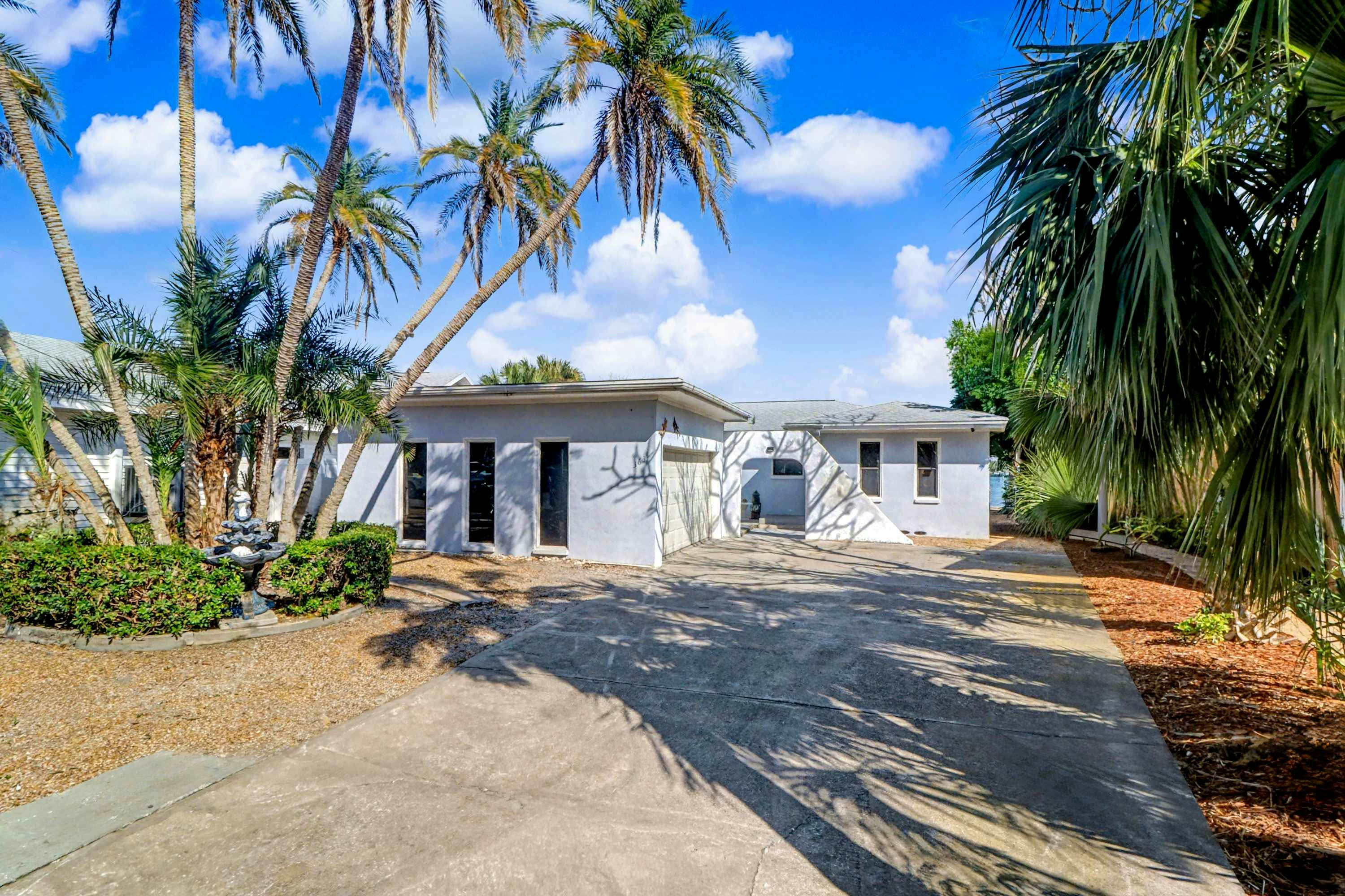 Waterfront home with deck, garden, WiFi & central AC - dog-friendly