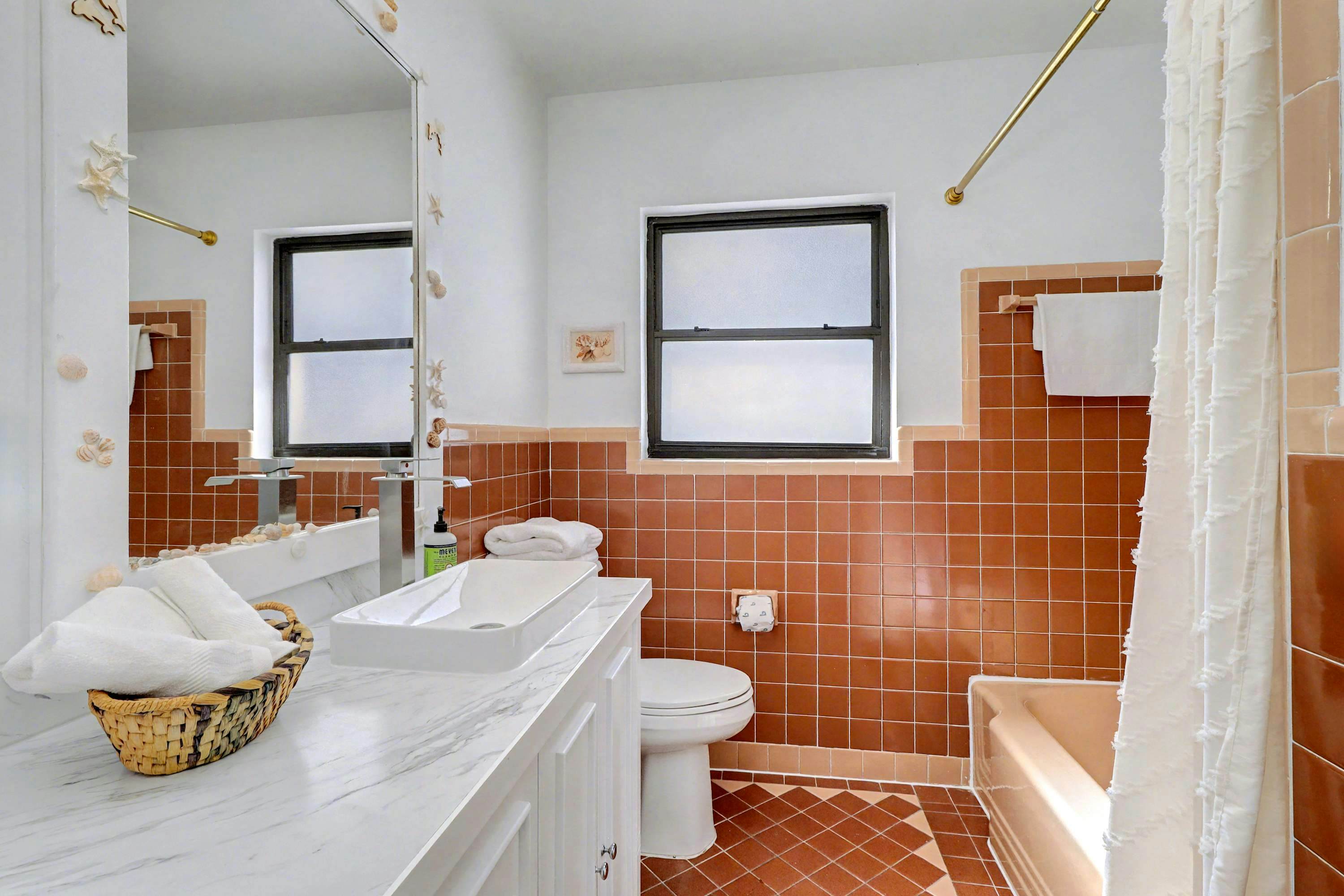 Waterfront home with deck, garden, WiFi & central AC - dog-friendly