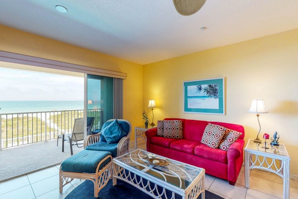 Beachfront condo with washer dryer pool and hot tub dog friendly