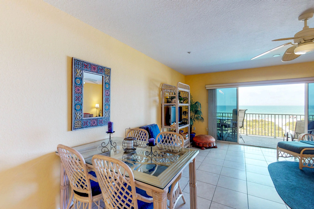 Beachfront condo with washer dryer pool and hot tub dog friendly