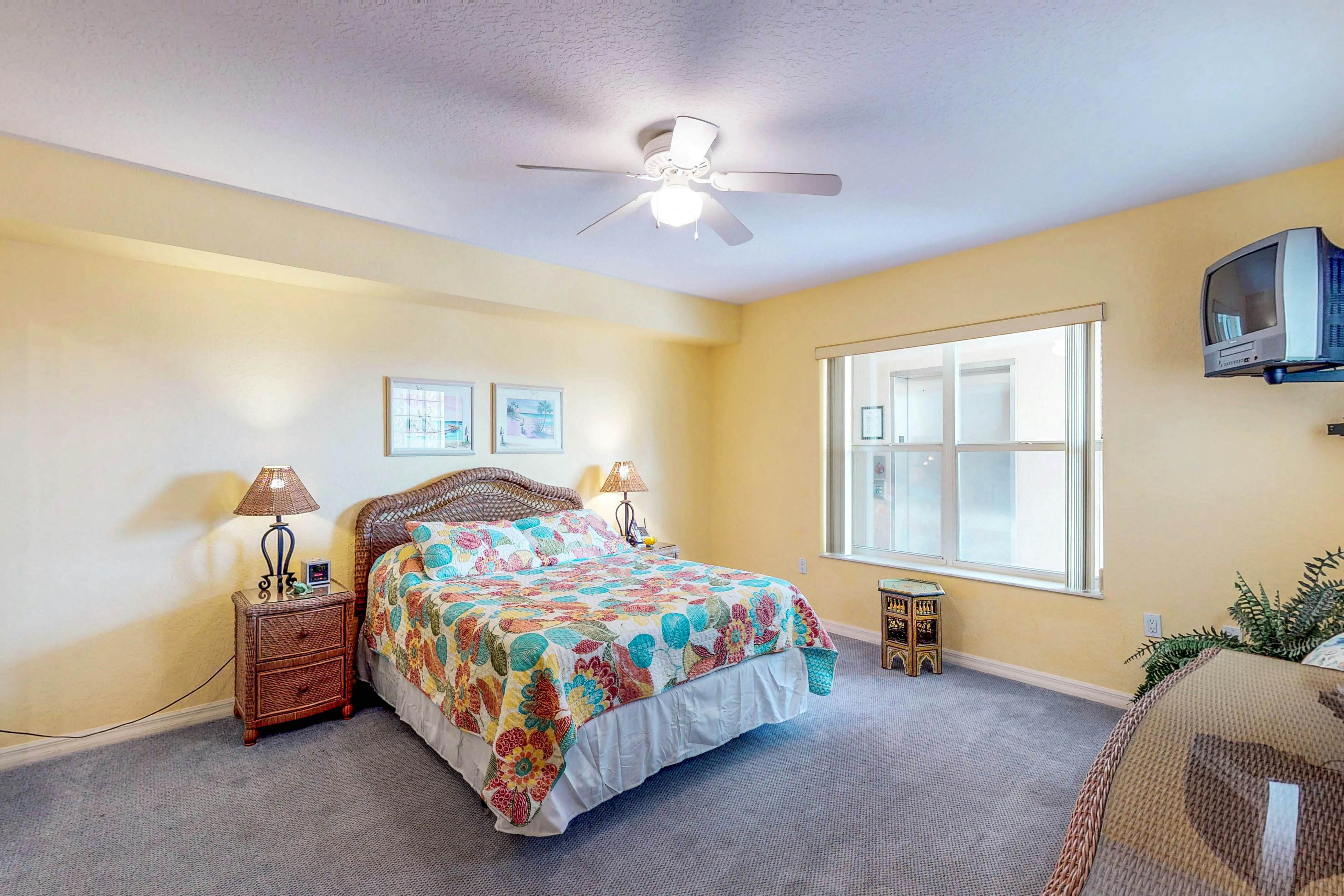 Beachfront condo with washer/dryer, pool & hot tub - dog-friendly