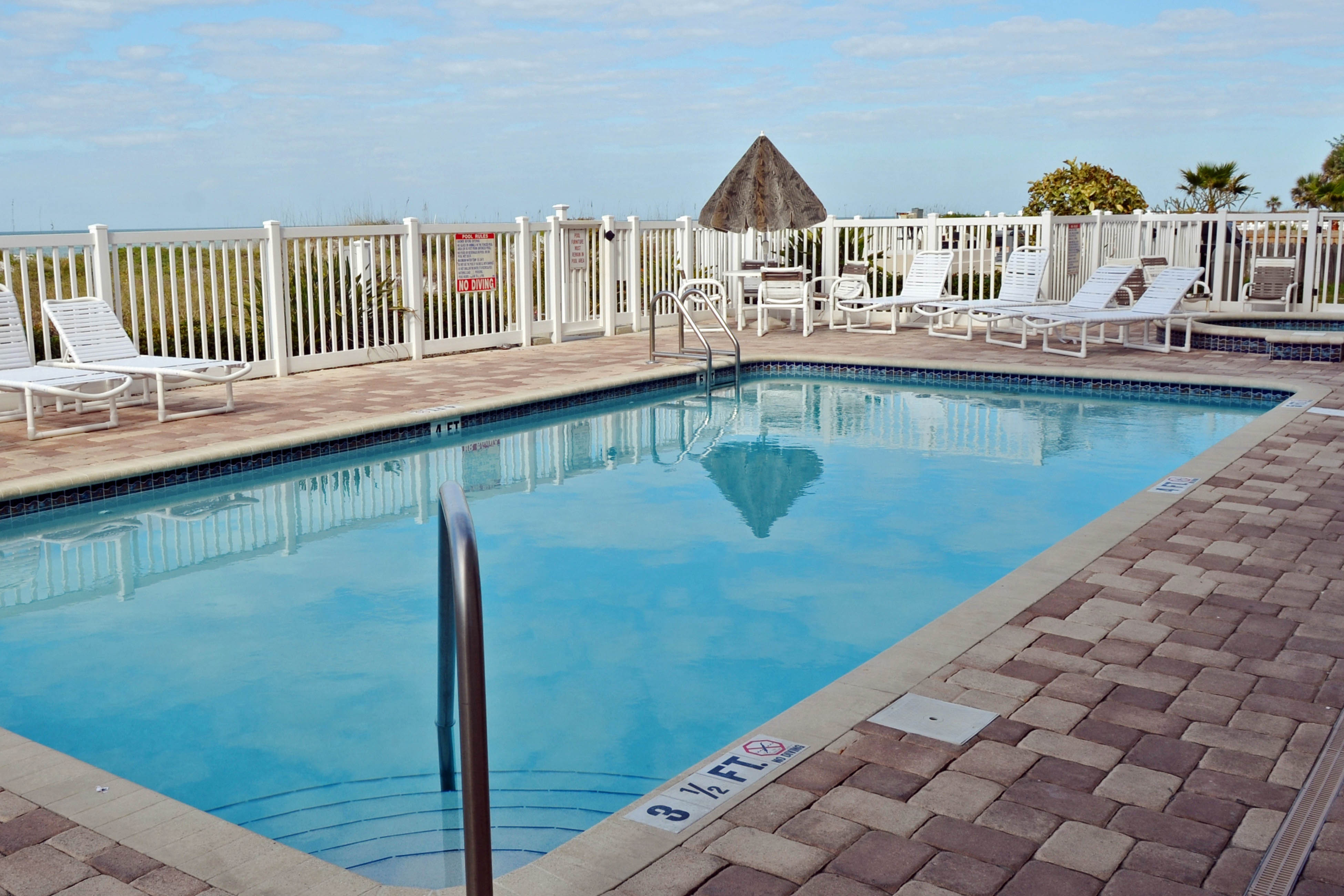 Beachfront condo with washer dryer pool and hot tub dog friendly