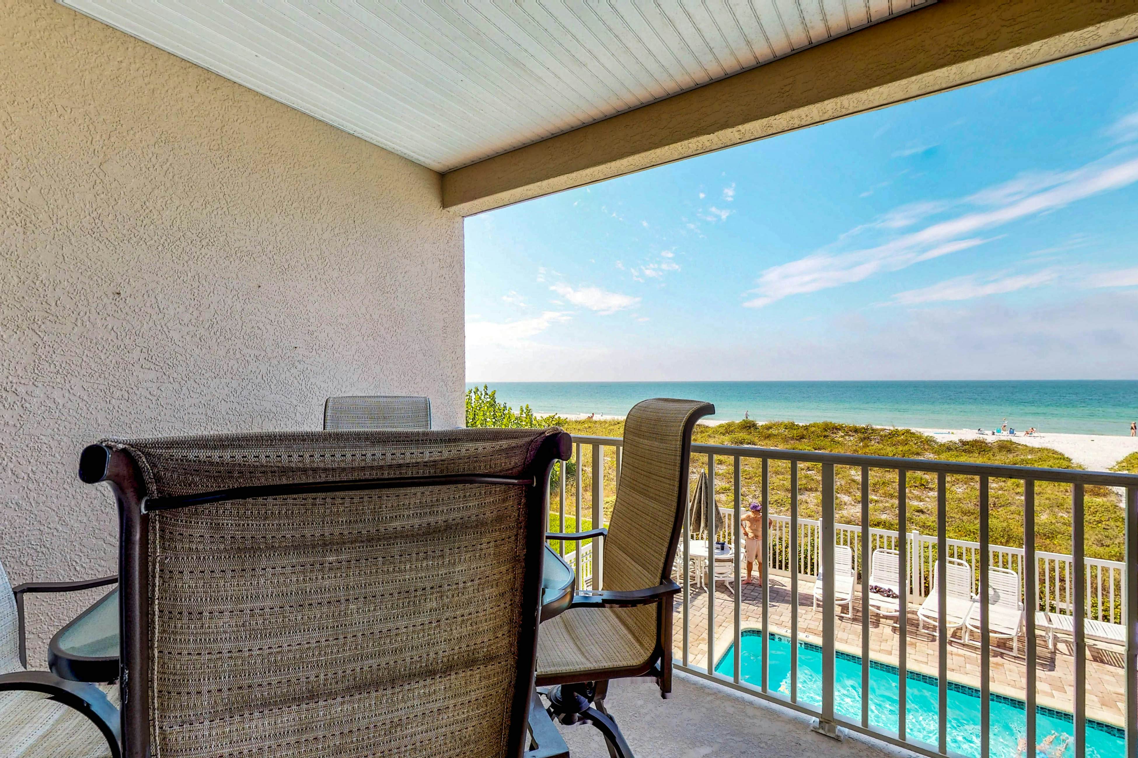 Beachfront condo with washer/dryer, pool & hot tub - dog-friendly