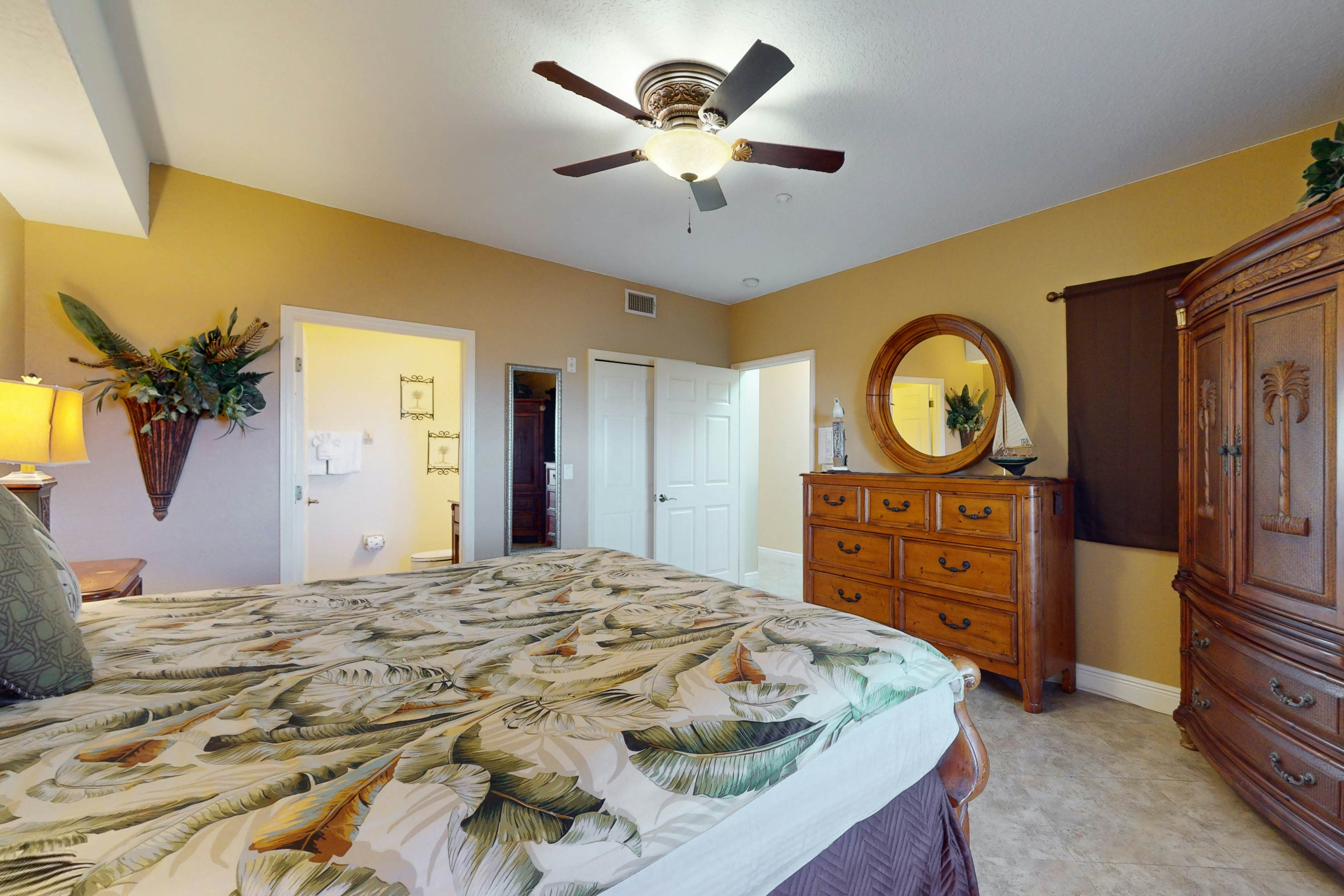 Welcoming Gulf-front condo with pool & hot tub - direct beach access