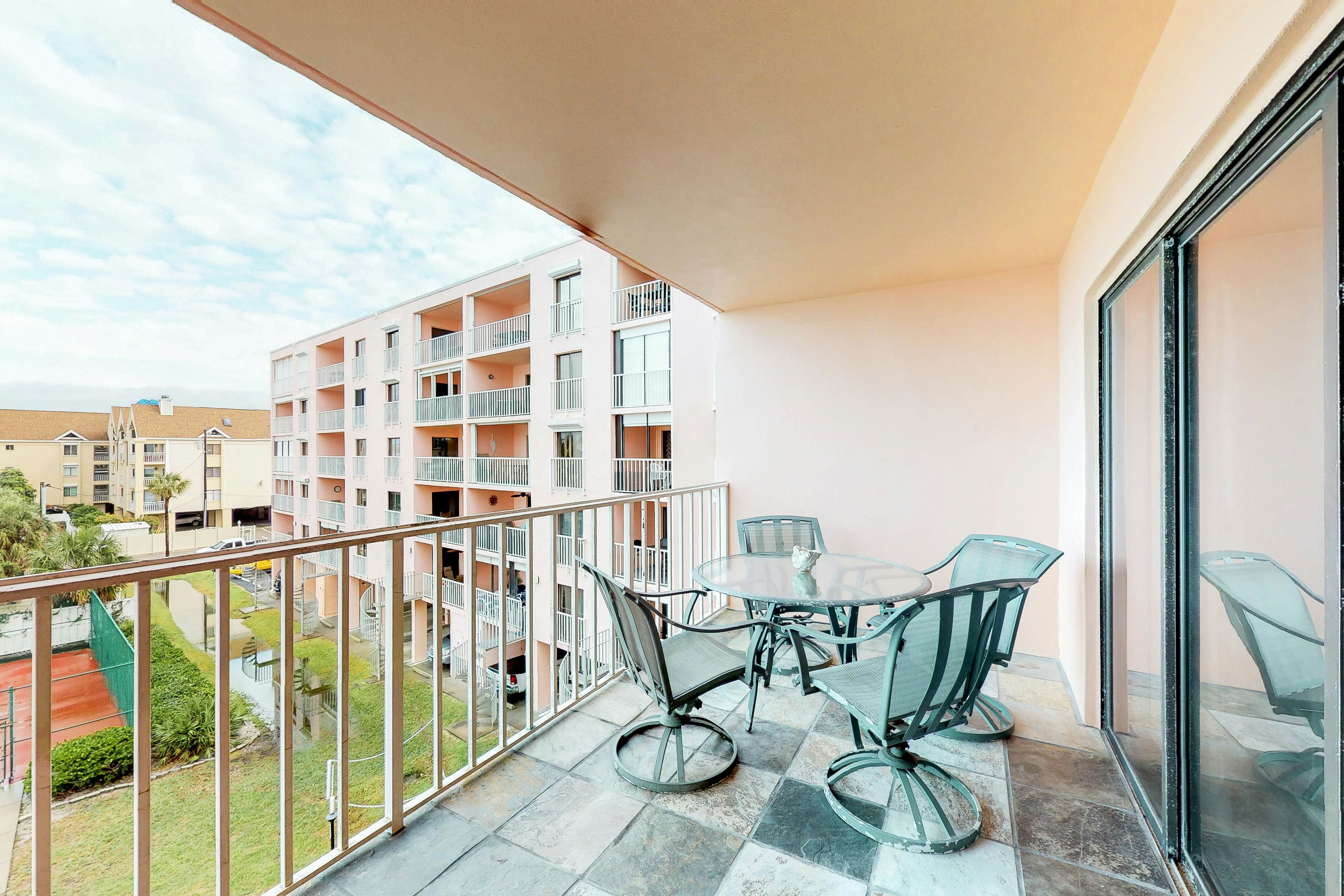 Waterfront condo with pool, hot tub, tennis, & beach access