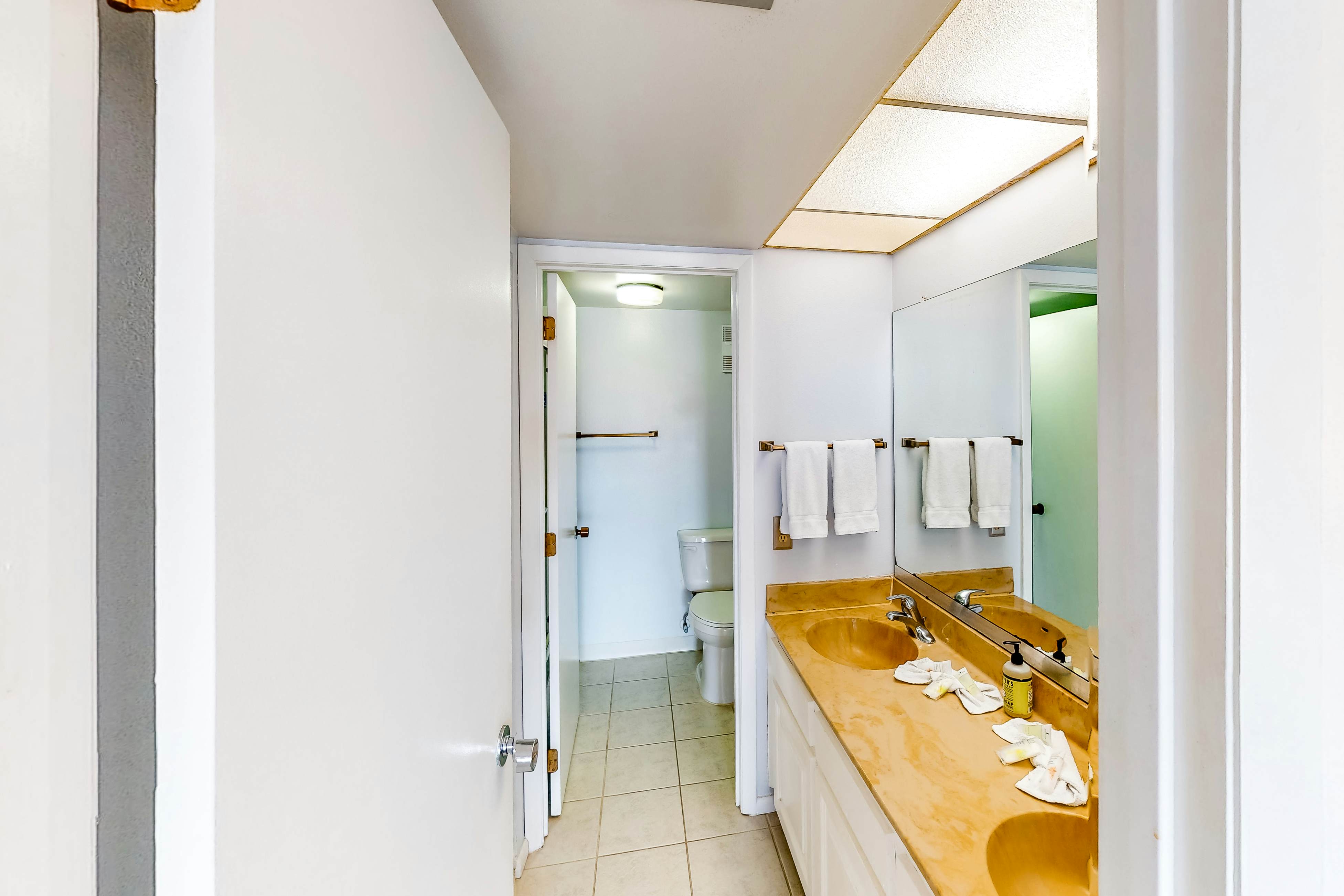 Waterfront condo with pool, hot tub, tennis, & beach access