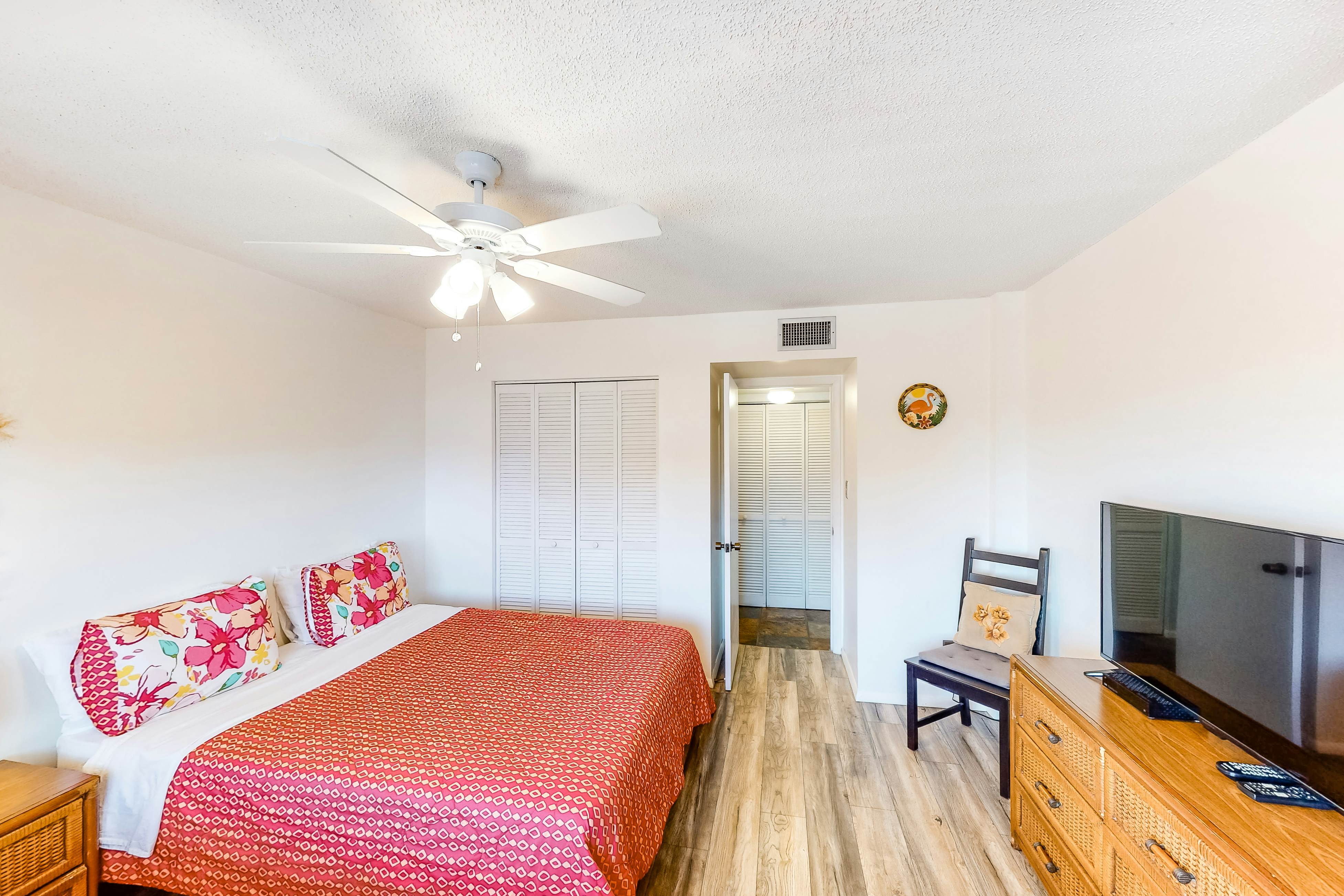 Waterfront condo with pool, hot tub, tennis, & beach access