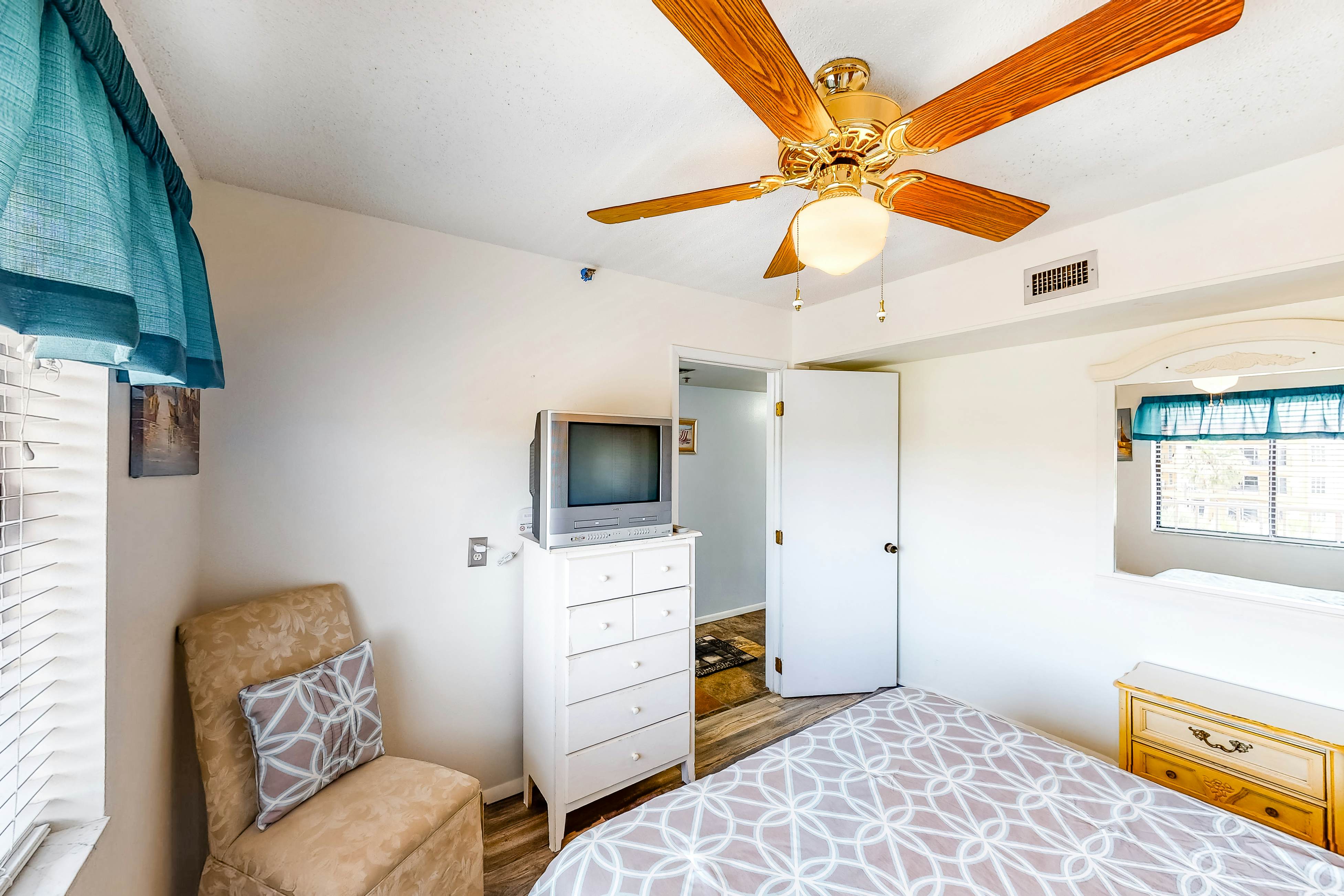 Waterfront condo with pool, hot tub, tennis, & beach access