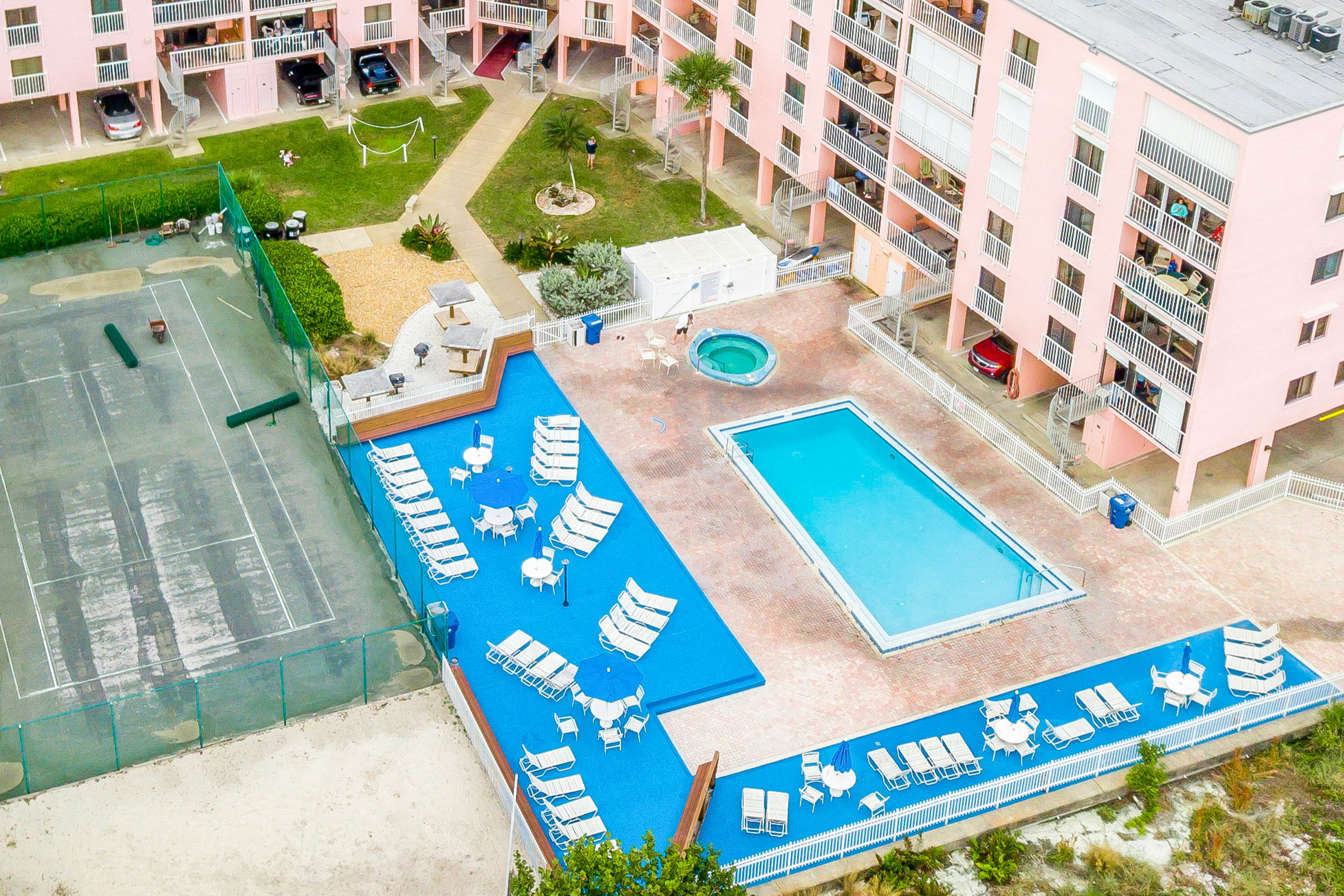 Waterfront condo with pool, hot tub, tennis, & beach access