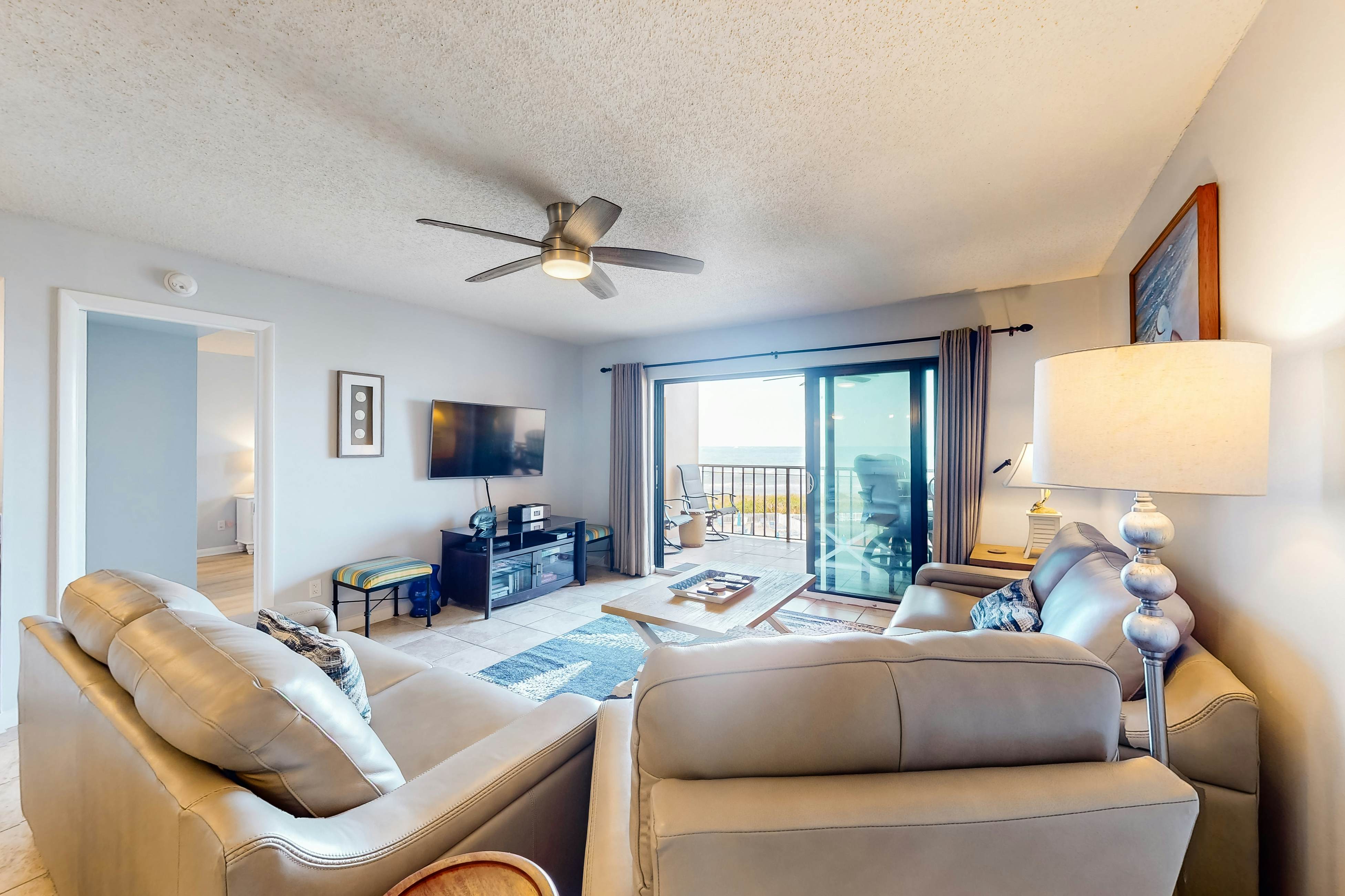 Comfortable condo with WiFi, washer/dryer, hot tub and pool - great gulf views