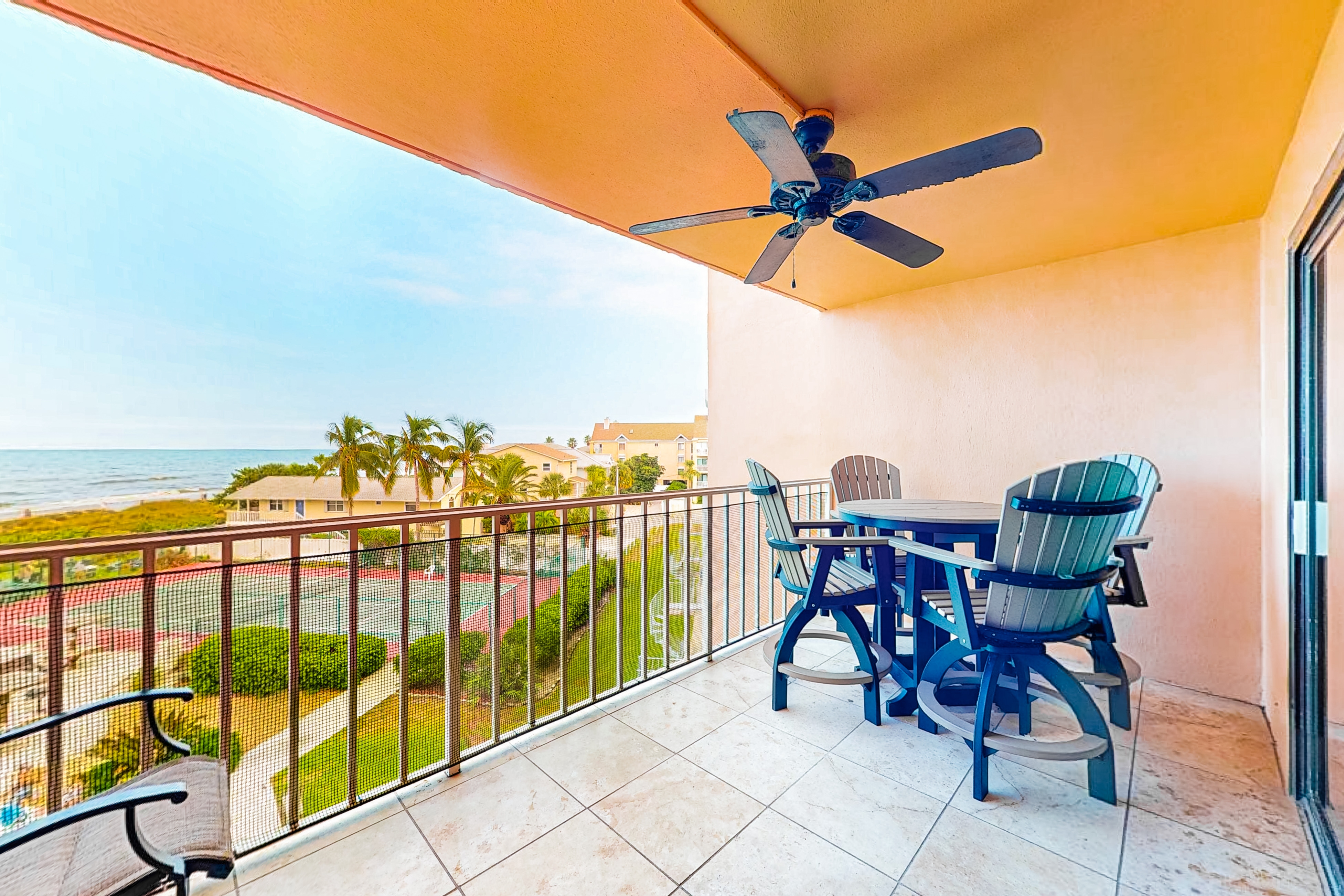 Comfortable condo with WiFi washer dryer hot tub and pool great gulf views