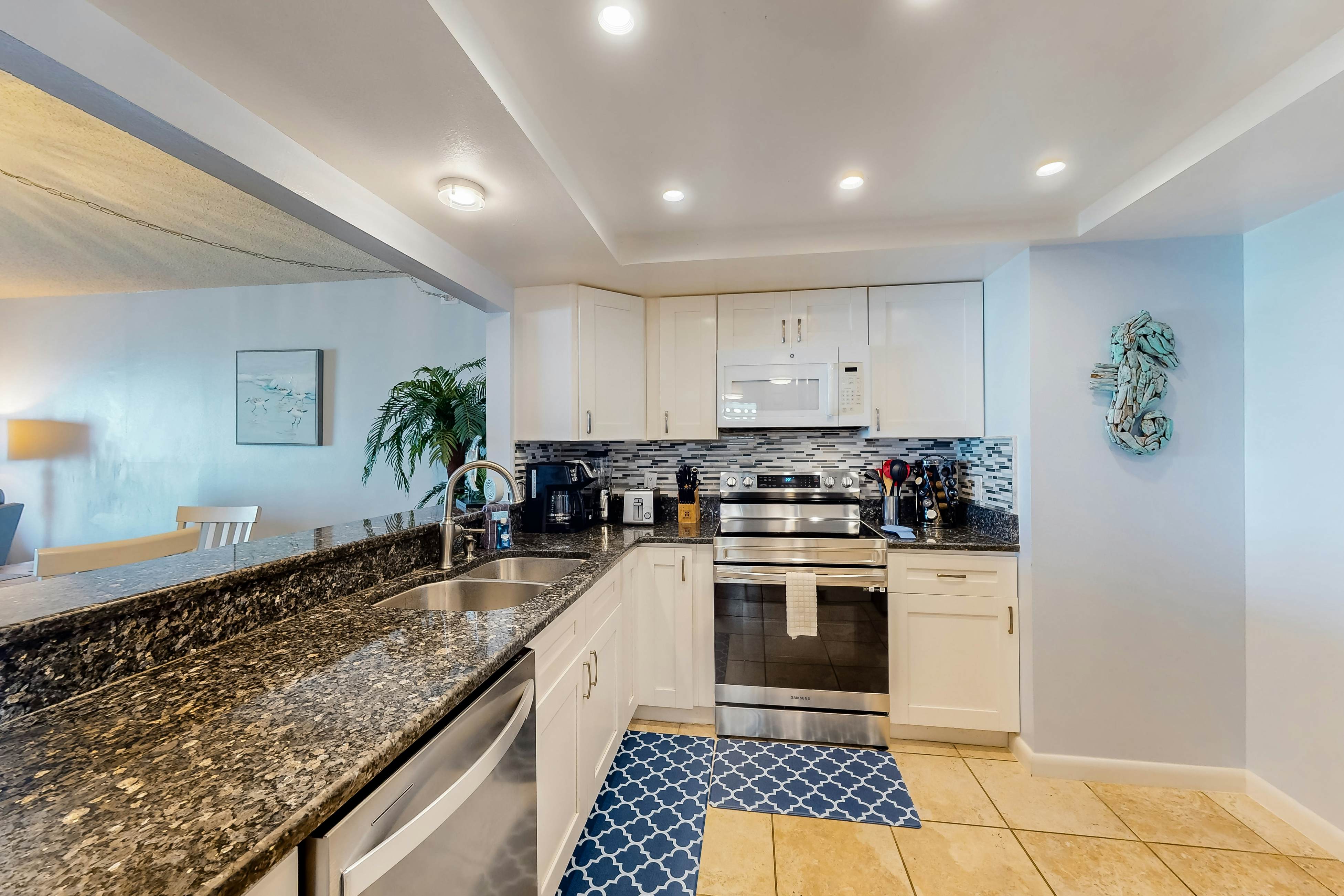 Comfortable condo with WiFi, washer/dryer, hot tub and pool - great gulf views