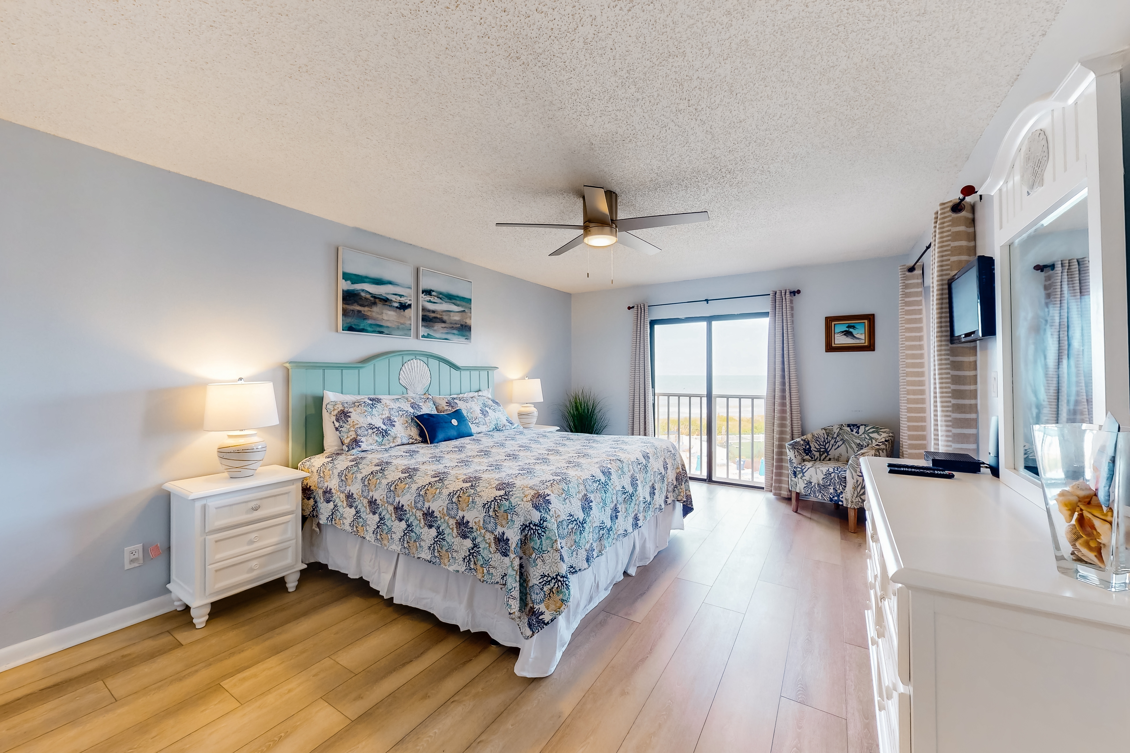 Comfortable condo with WiFi washer dryer hot tub and pool great gulf views